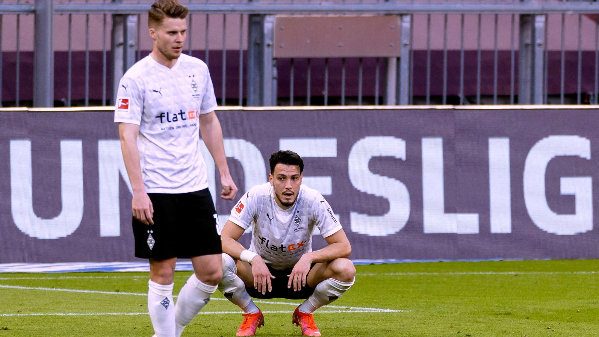 Hängende Köpfe und lange Gesichter bei den Gladbachern Nico Elvedi (l.) und Ramy Bensebaini (r.): Die beiden Abwehrspieler haben in München (8. Mai 2021) sechs Gegentore kassieren müssen.