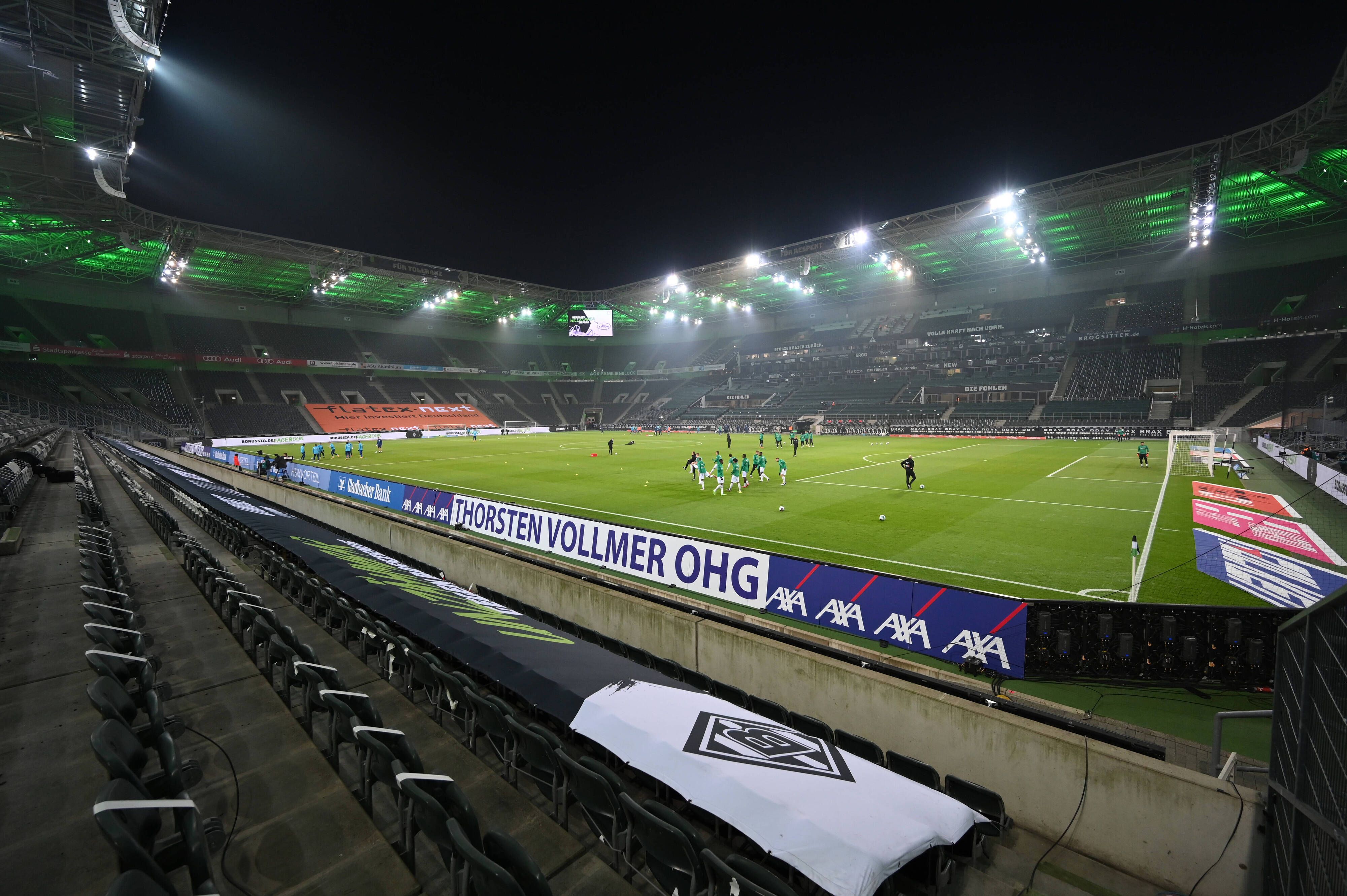 Gladbachs Stadion Borussia-Park ohne Zuschauer beim Bundesliga-Spiel gegen den FC Schalke 04 am 28. November 2020.