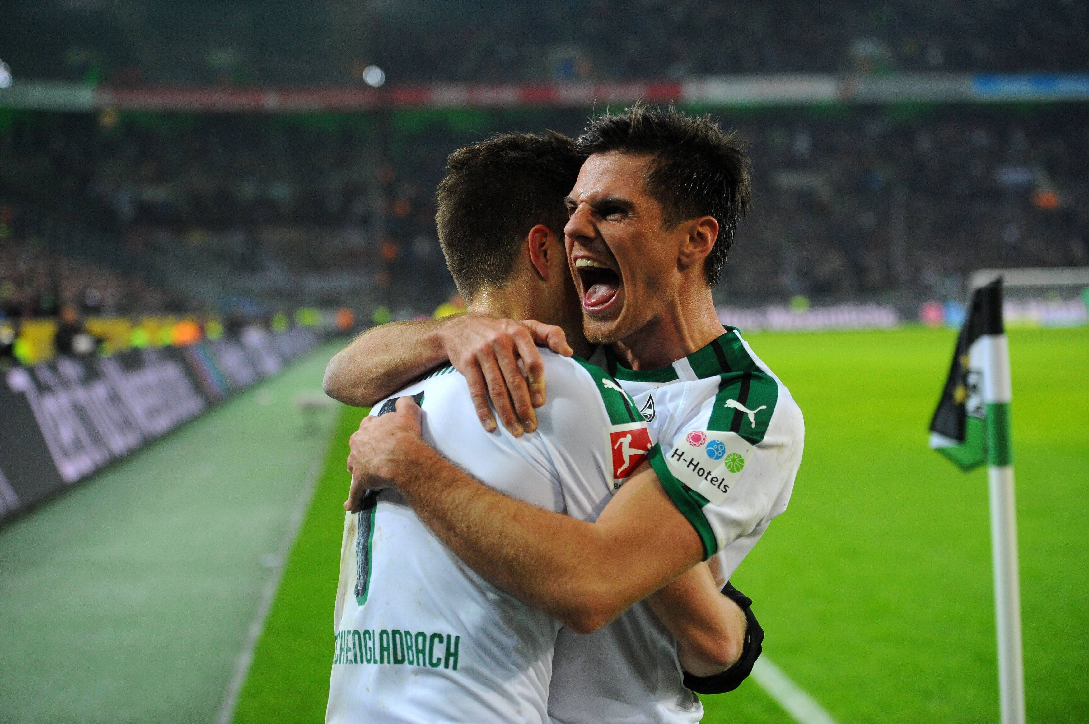 Jonas Hofmann (l.) umarmt jubelnd seinen Freund und Teamkameraden Patrick Hermann im Bundesligaspiel am 26. Januar 2019.