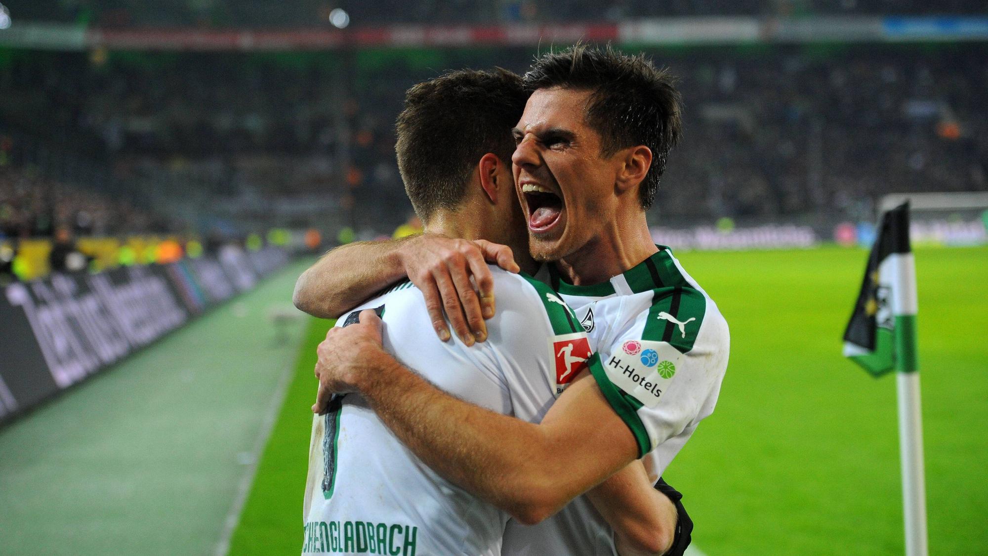 Jonas Hofmann (l.) umarmt jubelnd seinen Freund und Teamkameraden Patrick Hermann im Bundesligaspiel am 26. Januar 2019.