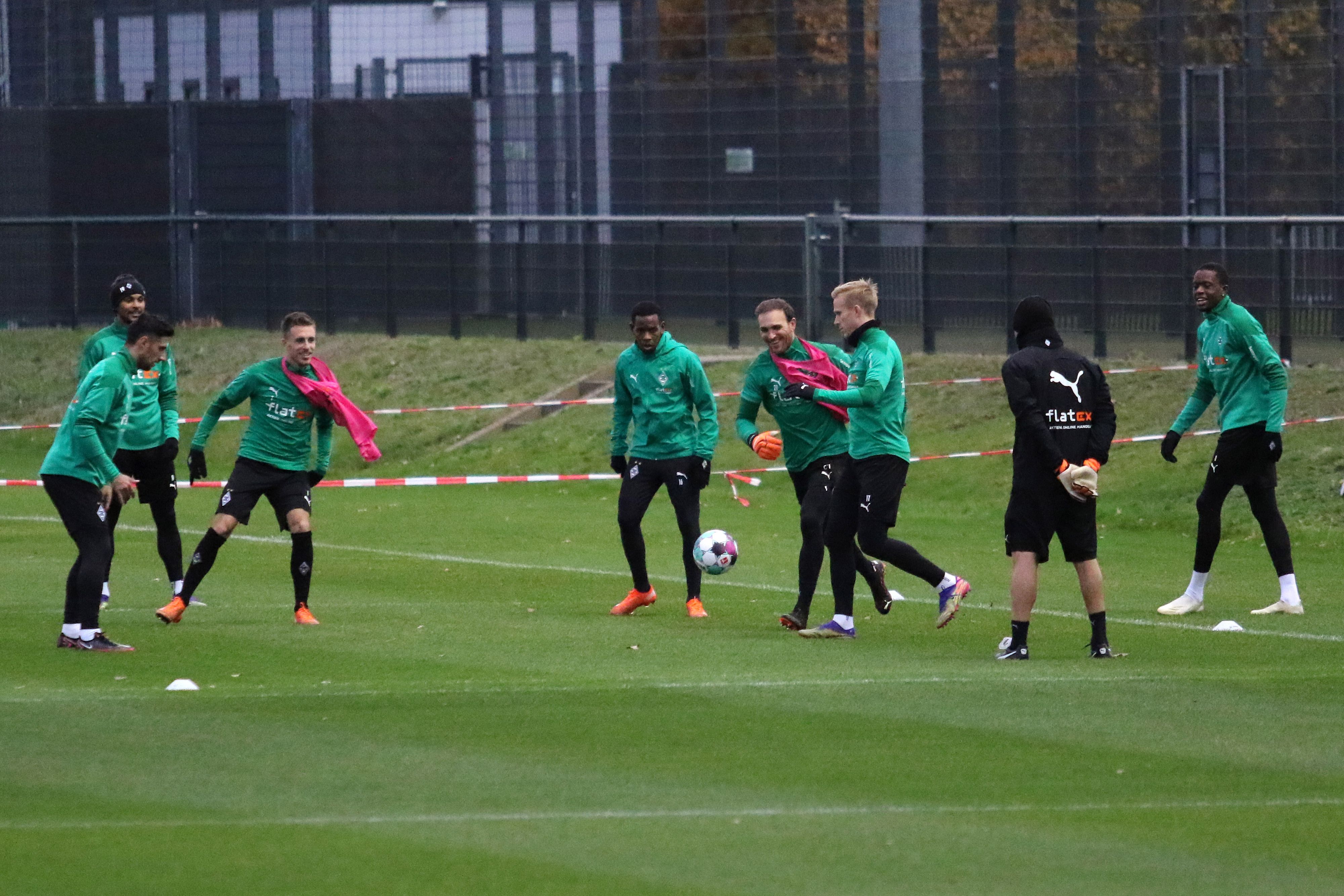 Einige Spieler von Borussia Mönchengladbach bei einer Trainingseinheit am 17. November 2020 im Borussia-Park.