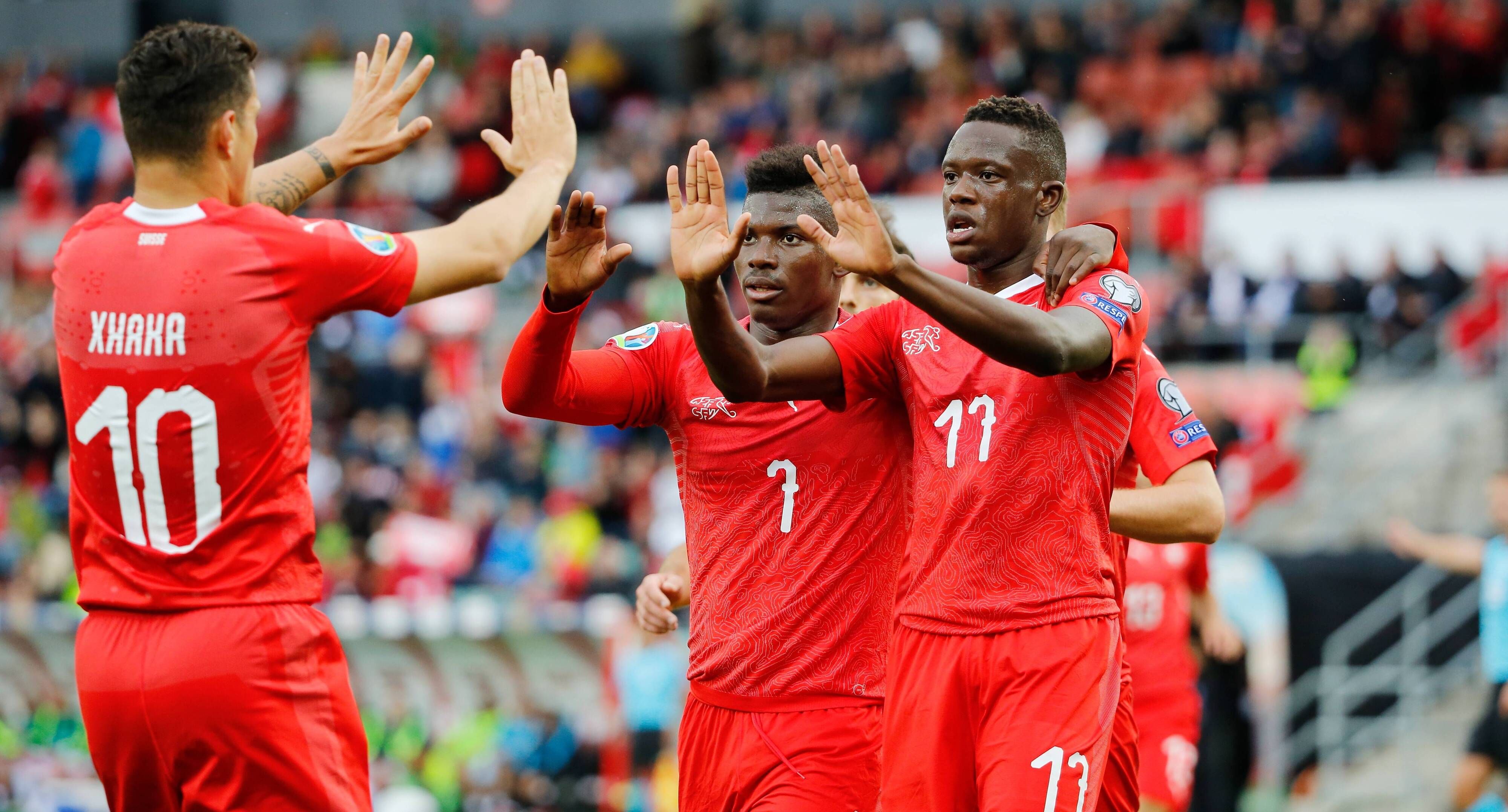 Gladbachs Denis Zakaria (r.), hier mit seinen Teamkollegen Breel Embolo (Mitte) und Granit Xhaka (l.) beim Länderspiel der Schweizer Nationalmannschaft am 8. September 2019
