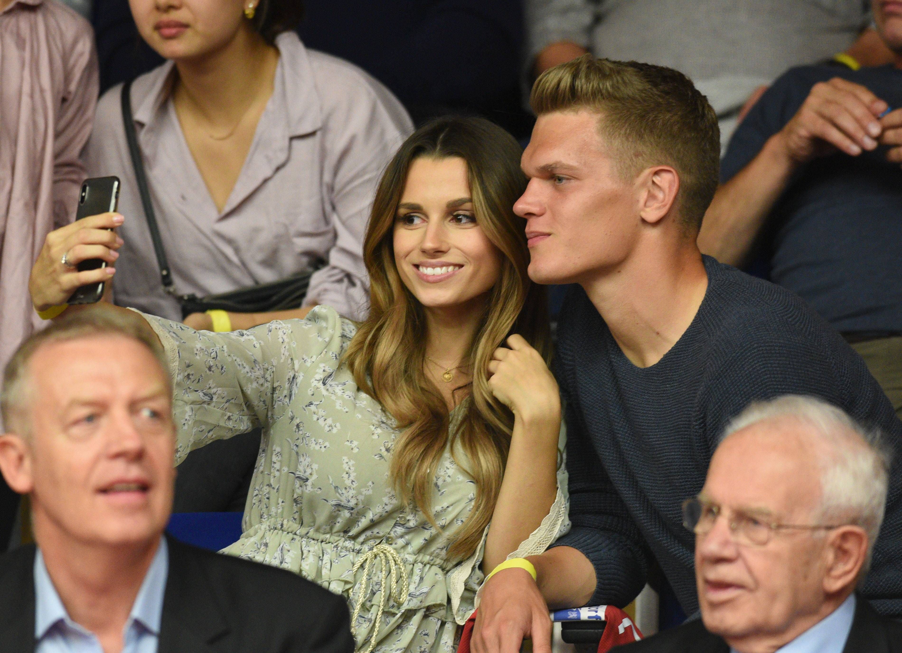 Gladbachs Nationalspieler Matthias Ginter (r.) mit seiner Frau Christina Raphaella (l.) bei einer Sportveranstaltung in Düsseldorf am 17. August 20218.