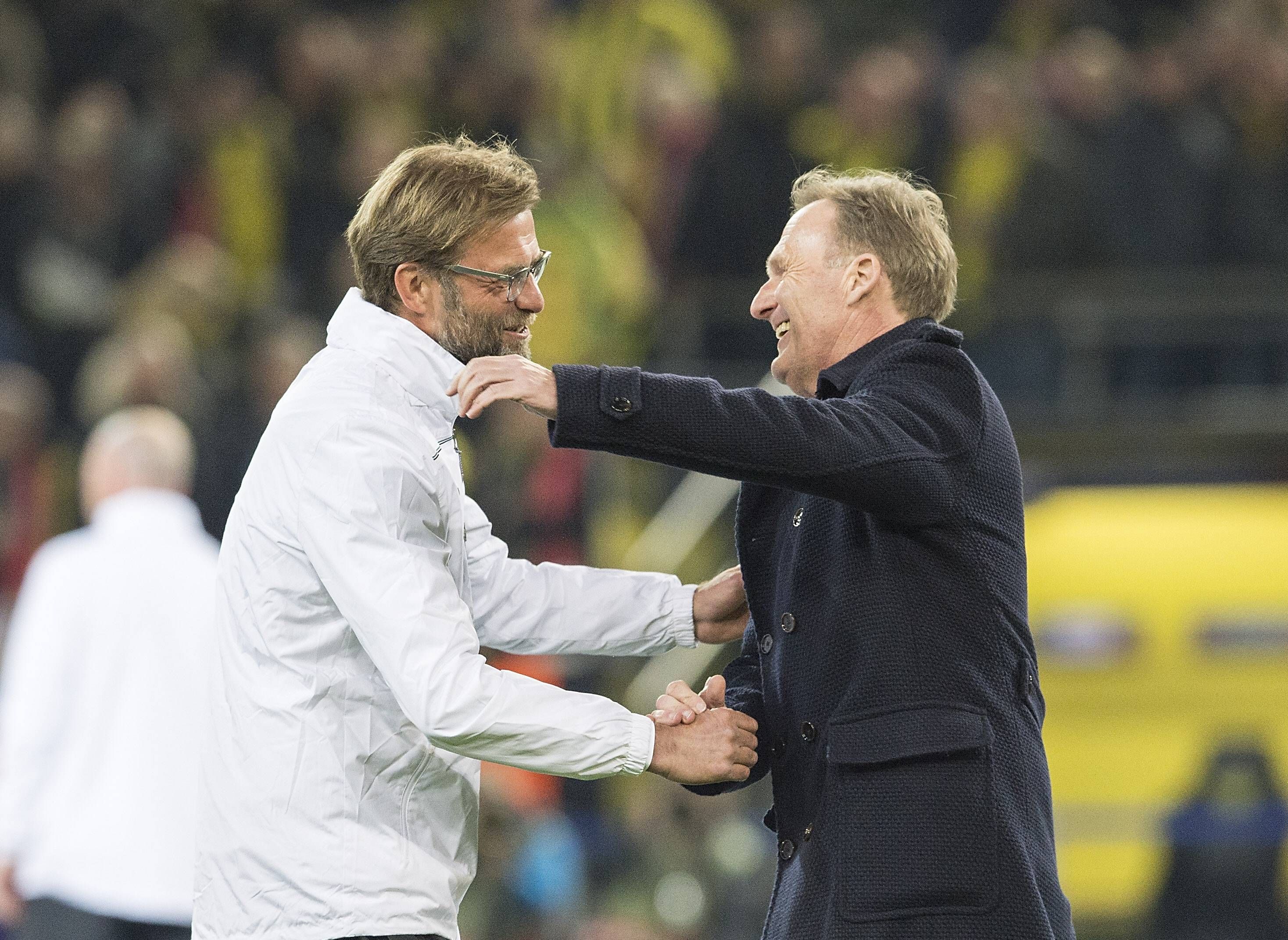 Freunde unter sich: Liverpool-Trainer Jürgen Klopp umarmt am 7. April 2016 BVB-Geschäftsführer Hans-Joachim Watzke.