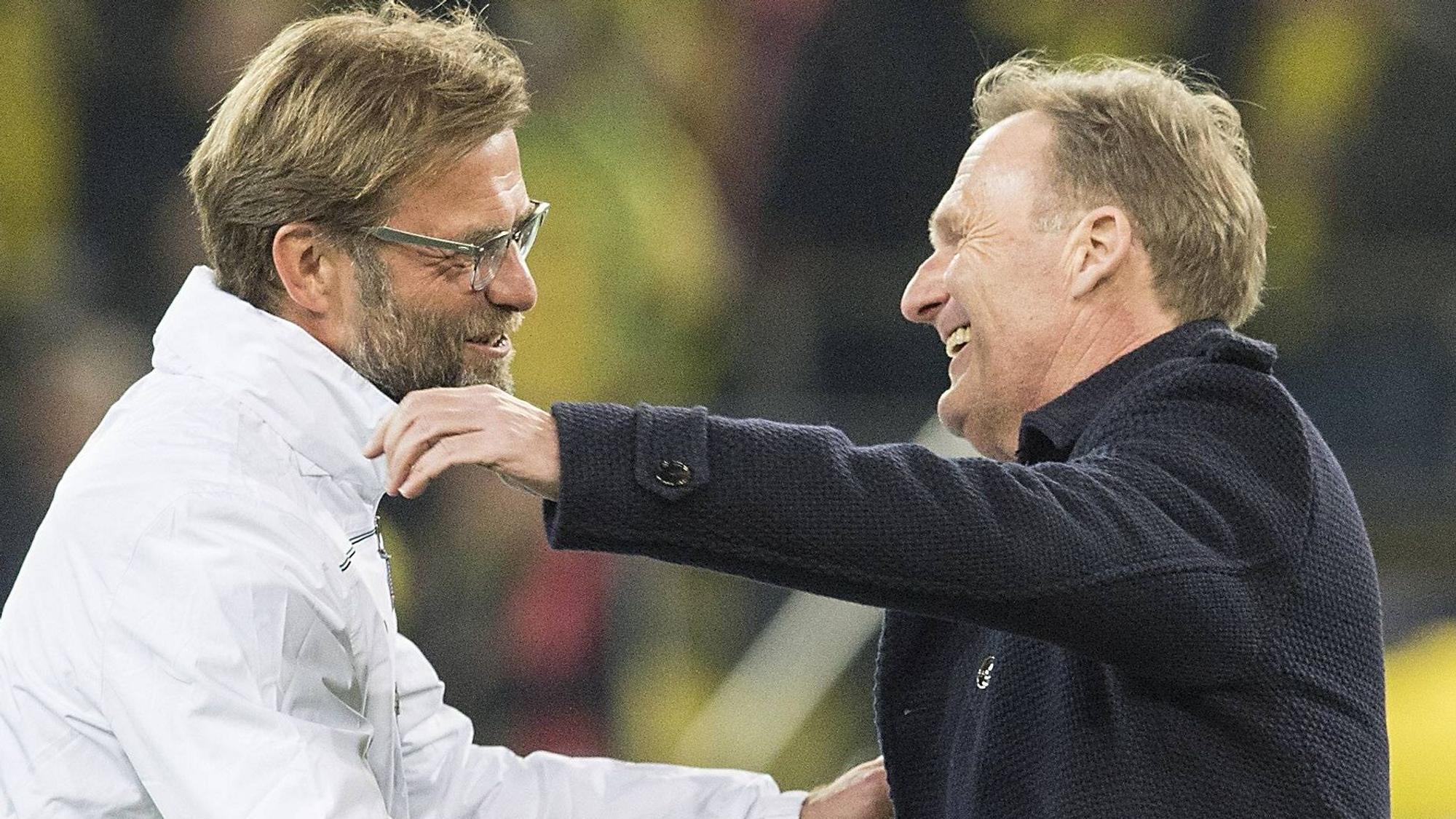 Freunde unter sich: Liverpool-Trainer Jürgen Klopp umarmt am 7. April 2016 BVB-Geschäftsführer Hans-Joachim Watzke.