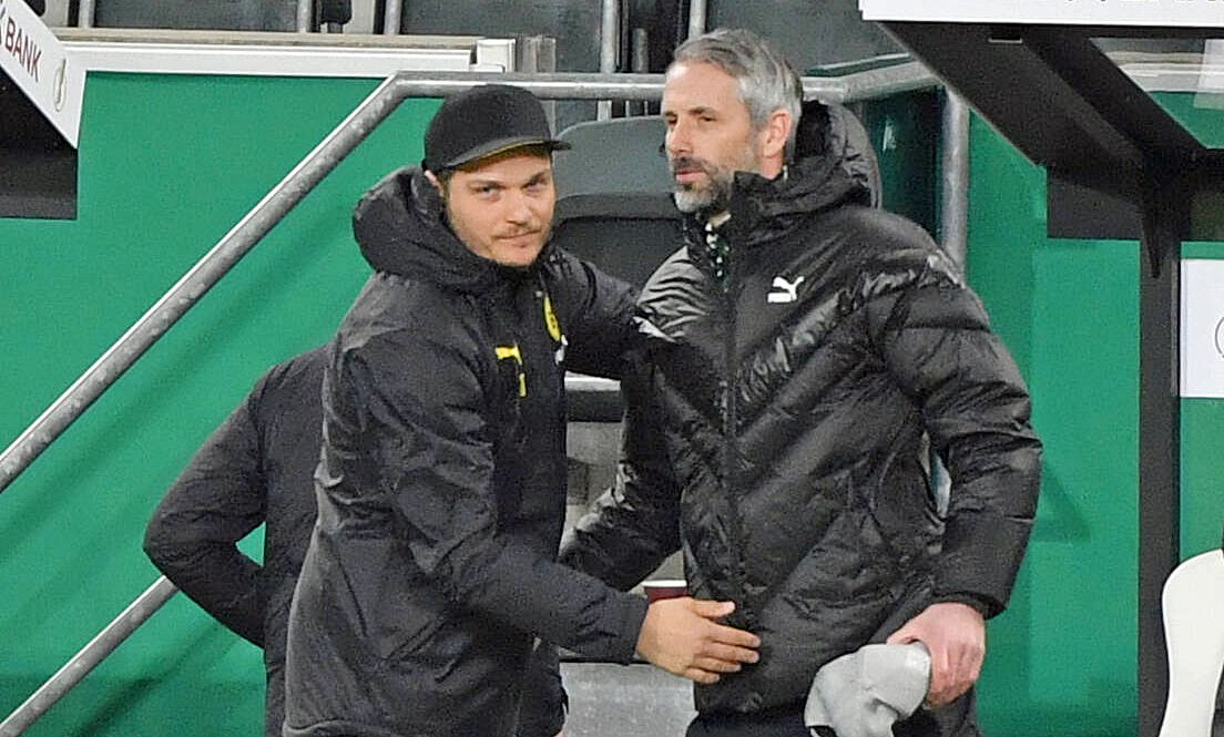 Gladbach-Trainer Marco Rose (rechts) klatscht seinen Dortmunder Kollegen Edin Terzić (links) ab. Dieses Foto ist am 2. März 2021 entstanden.