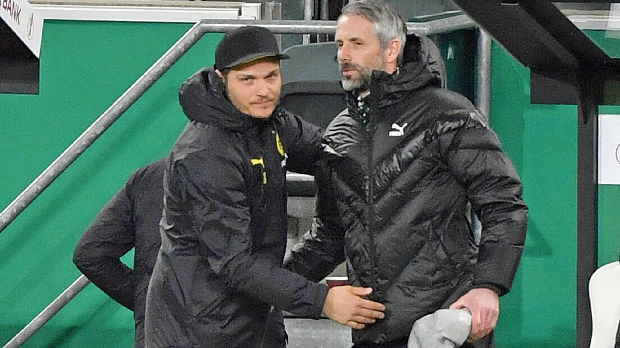 Gladbach-Trainer Marco Rose (rechts) klatscht seinen Dortmunder Kollegen Edin Terzić (links) ab. Dieses Foto ist am 2. März 2021 entstanden.
