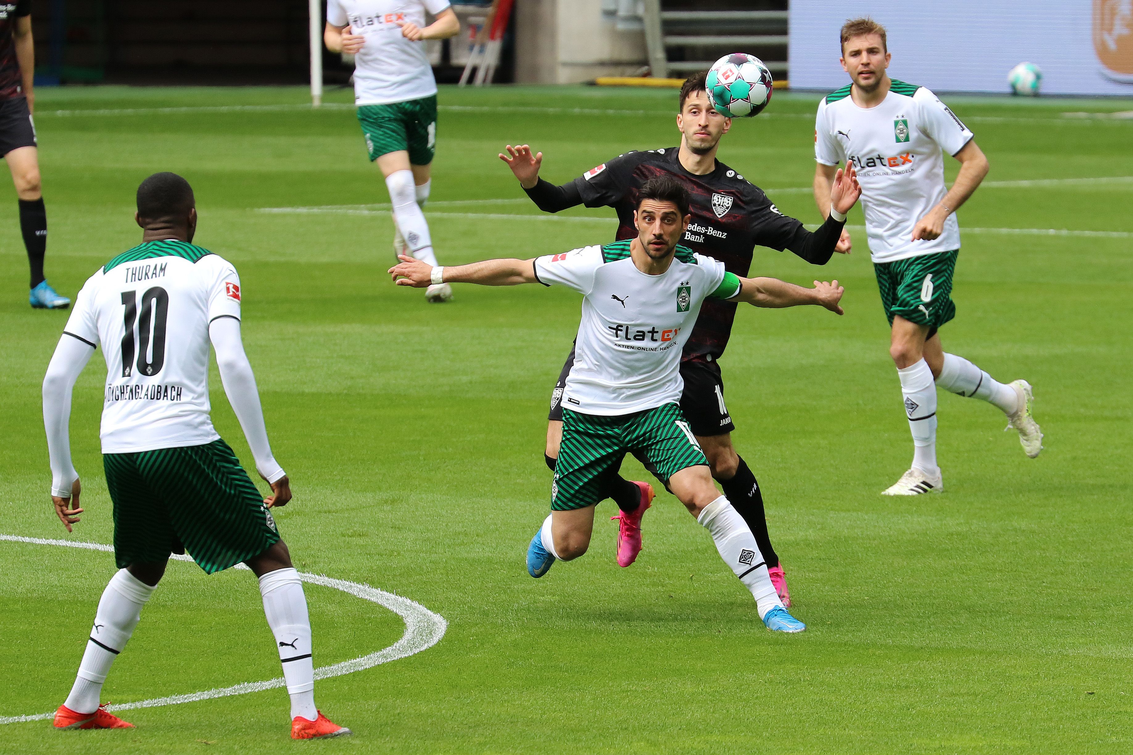 Gladbachs Kapitän Lars Stindl (Mitte) schirmt im Duell mit dem VfB Stuttgart (15. Mai 2021) den Ball ab, seine Team-Kollegen Christoph Kramer (rechts) und Markus Thuram (links) verfolgen das Geschehen.