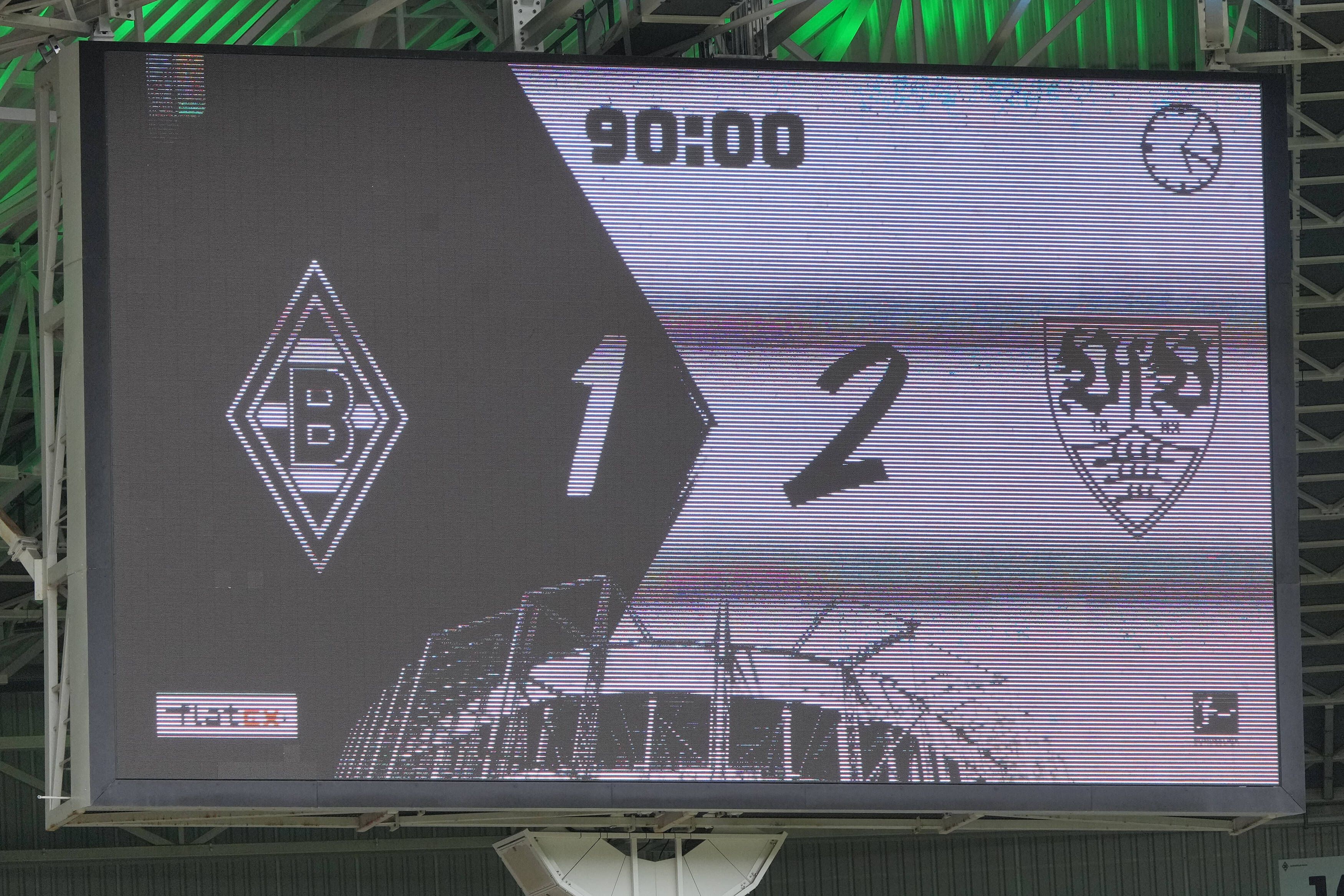 Die Anzeige-Tafel im Borussia-Park zeigt das bittere Ergebnis: Gladbach verlor am Samstag 1:2 gegen den VfB Stuttgart und muss nun um die Conference-League-Teilnahme bangen.