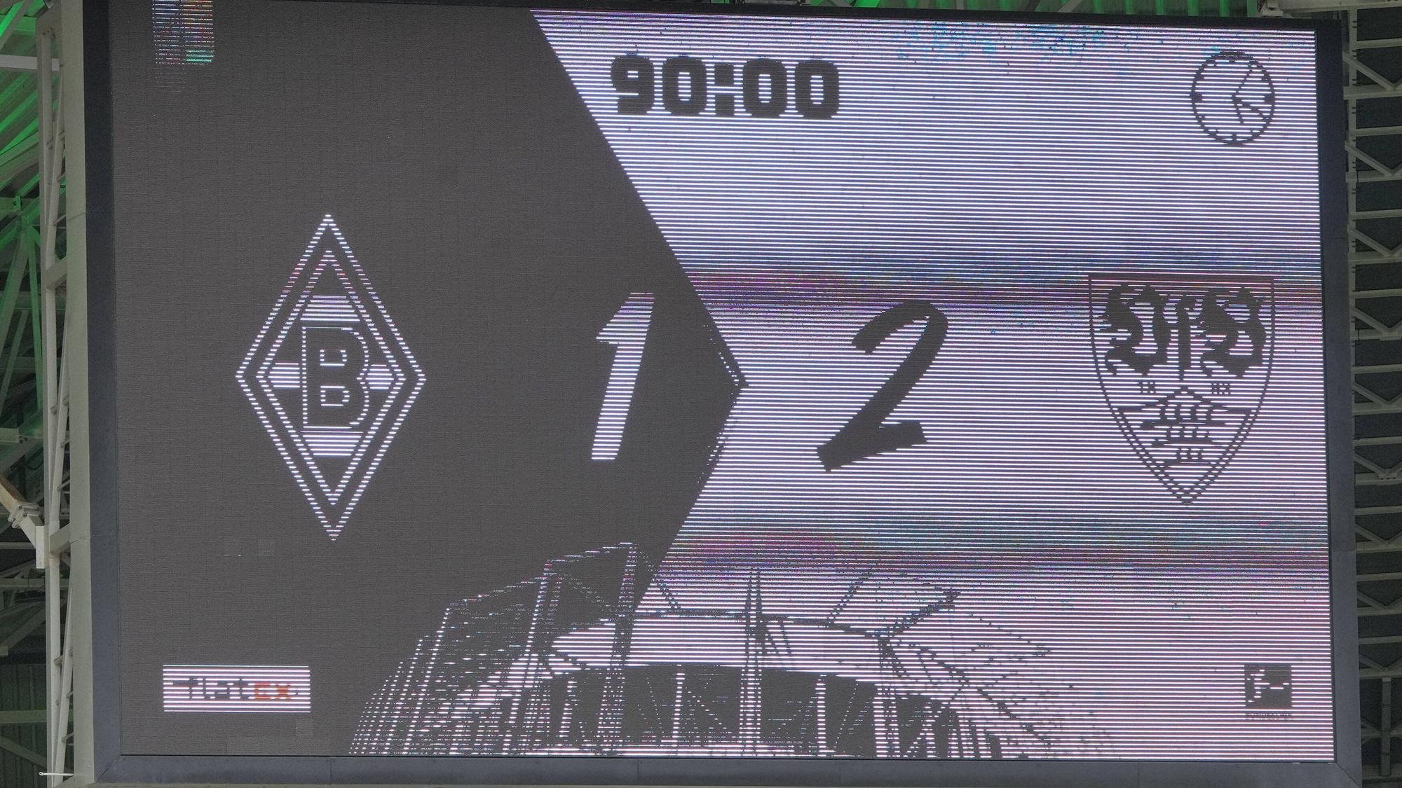 Die Anzeige-Tafel im Borussia-Park zeigt das bittere Ergebnis: Gladbach verlor am Samstag 1:2 gegen den VfB Stuttgart und muss nun um die Conference-League-Teilnahme bangen.