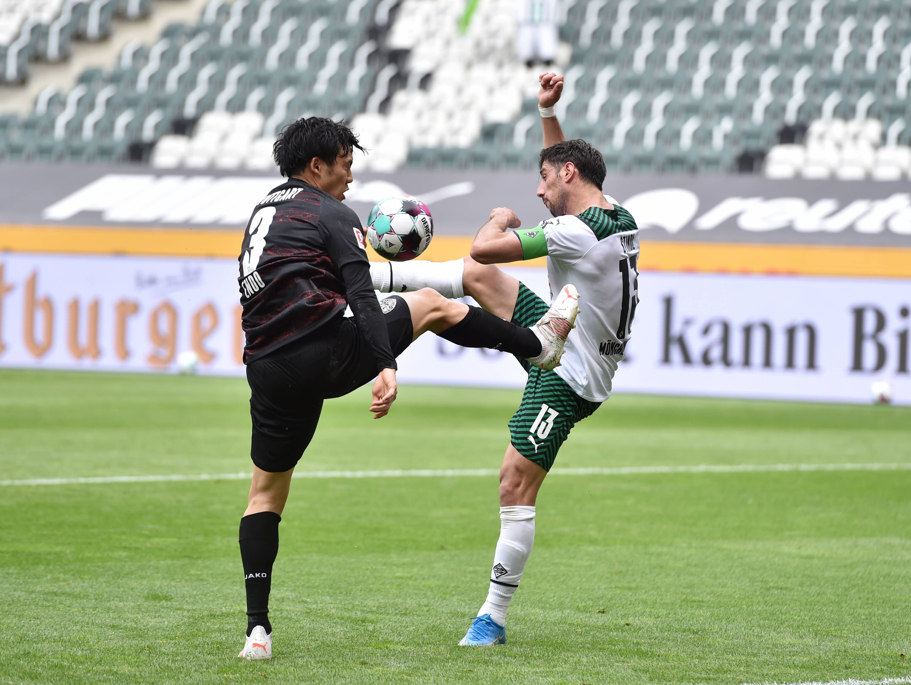 In dieser Szene trifft Gladbachs Lars Stindl (r.) im Bundesliga-Duell gegen den VfB Stuttgart (15. Mai 2021) den Ball perfekt und erzielt den 1:0-Führungstreffer für die Borussia.