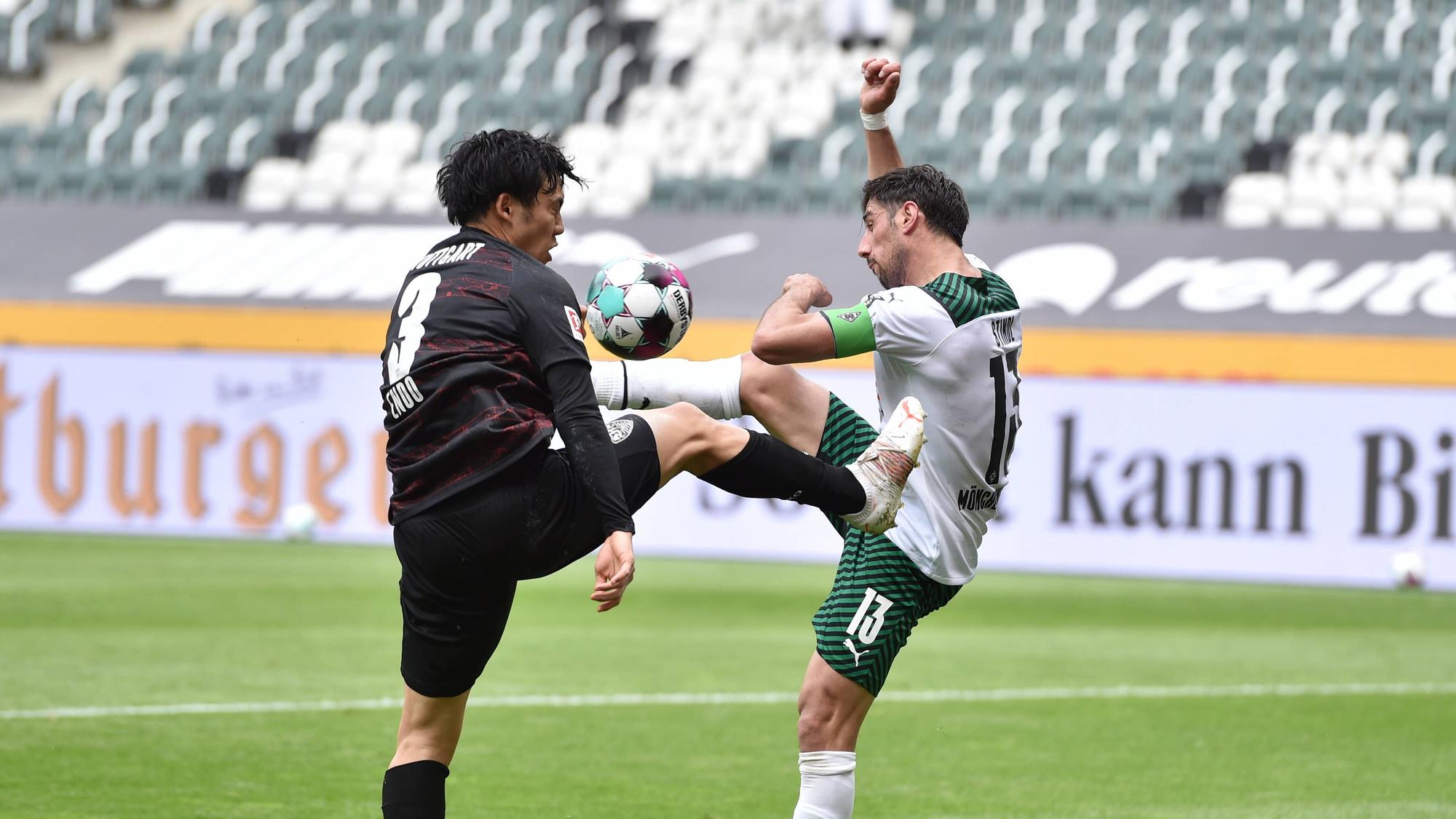 In dieser Szene trifft Gladbachs Lars Stindl (r.) im Bundesliga-Duell gegen den VfB Stuttgart (15. Mai 2021) den Ball perfekt und erzielt den 1:0-Führungstreffer für die Borussia.