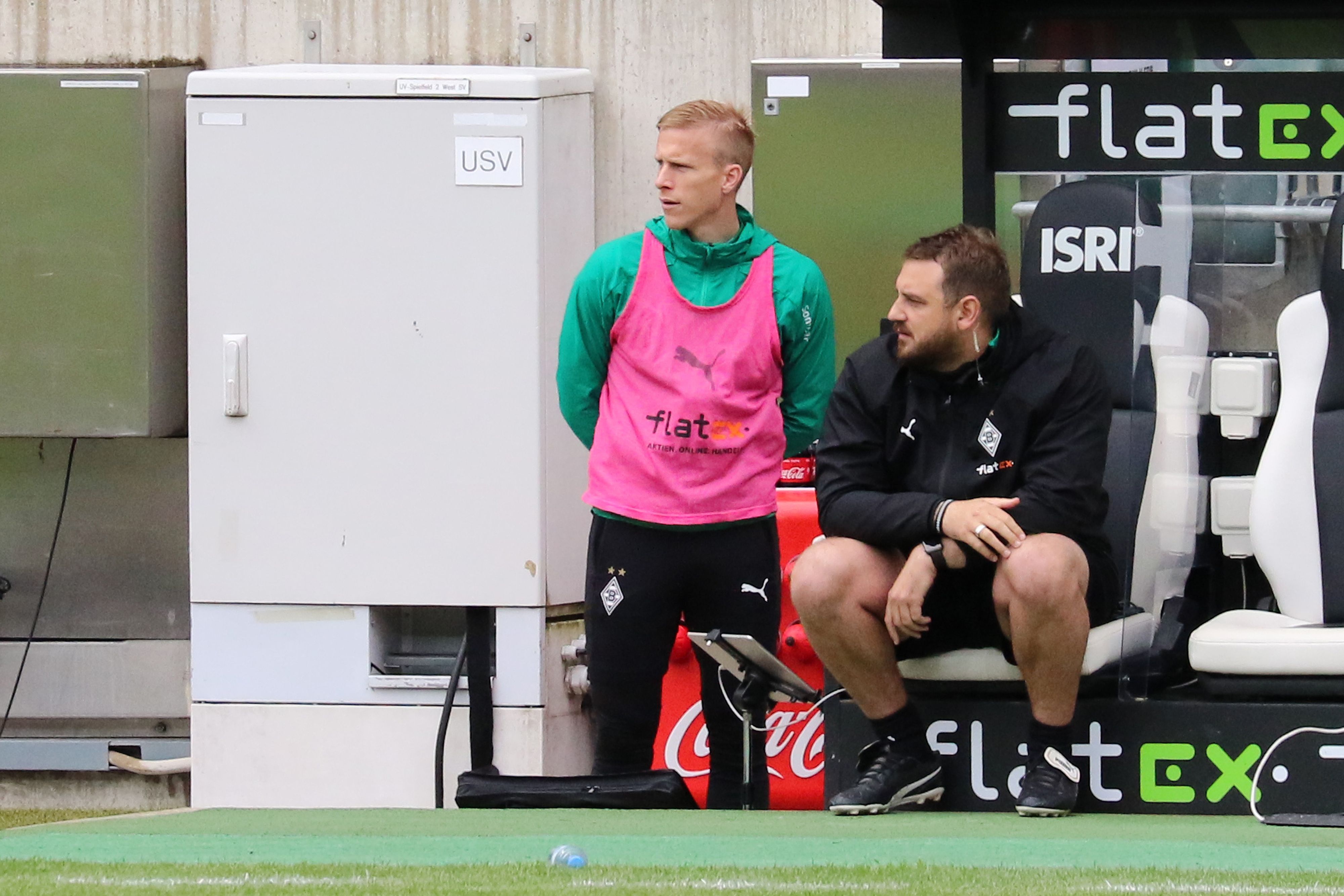 Trauriger Tag für Gladbachs Oscar Wendt (l.), hier beim Bundesliga-Match-Spiel gegen den VfB Stuttgart am Samstag (15. Mai) auf der Bank neben Co-Trainer René Maric (r.). Der Linksverteidiger sah eine 1:2-Niederlage seines Teams und kam trotz Abschied vom Niederrhein nach zehn Jahren nicht mehr zum Einsatz.