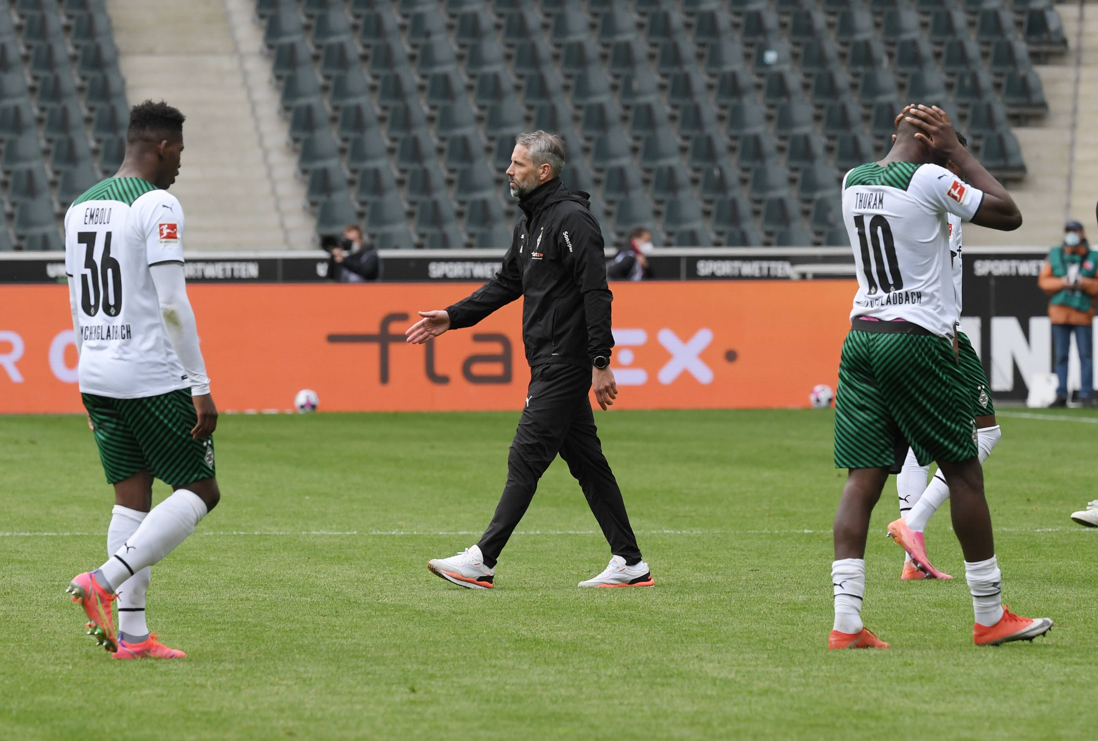 Die Gladbacher Breel Embolo (links), Trainer Marco Rose (Mitte) und Marcus Thuram (rechts) nach Borussias Heimniederlage am 15. Mai 2021 gegen den VfB Stuttgart.