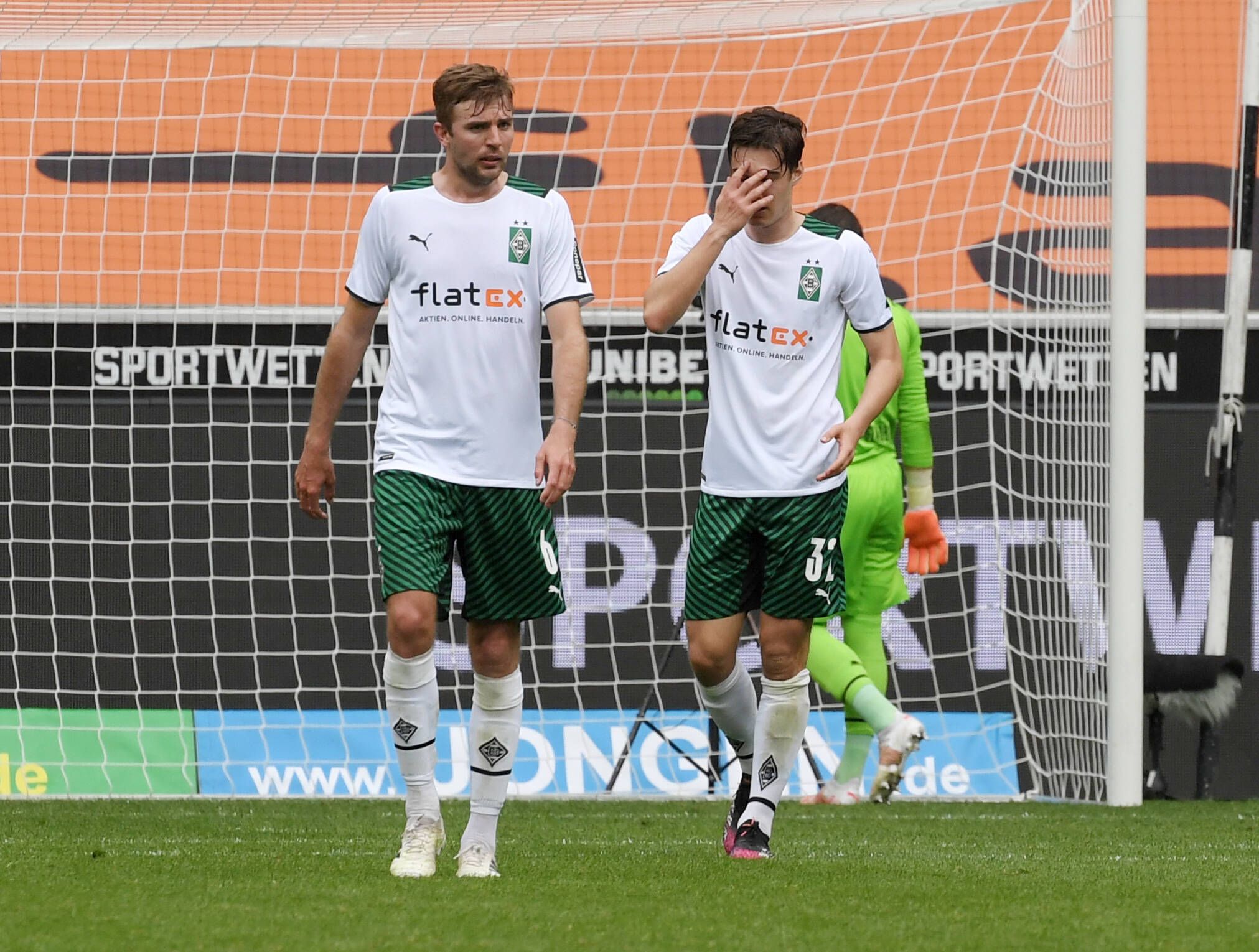 Die Blicke und Gesten von Christoph Kramer (links) und Florian Neuhaus (rechts) bei Gladbachs 1:2-Heimpleite am 15. Mai 2021 gegen Stuttgart sagen einiges aus.
