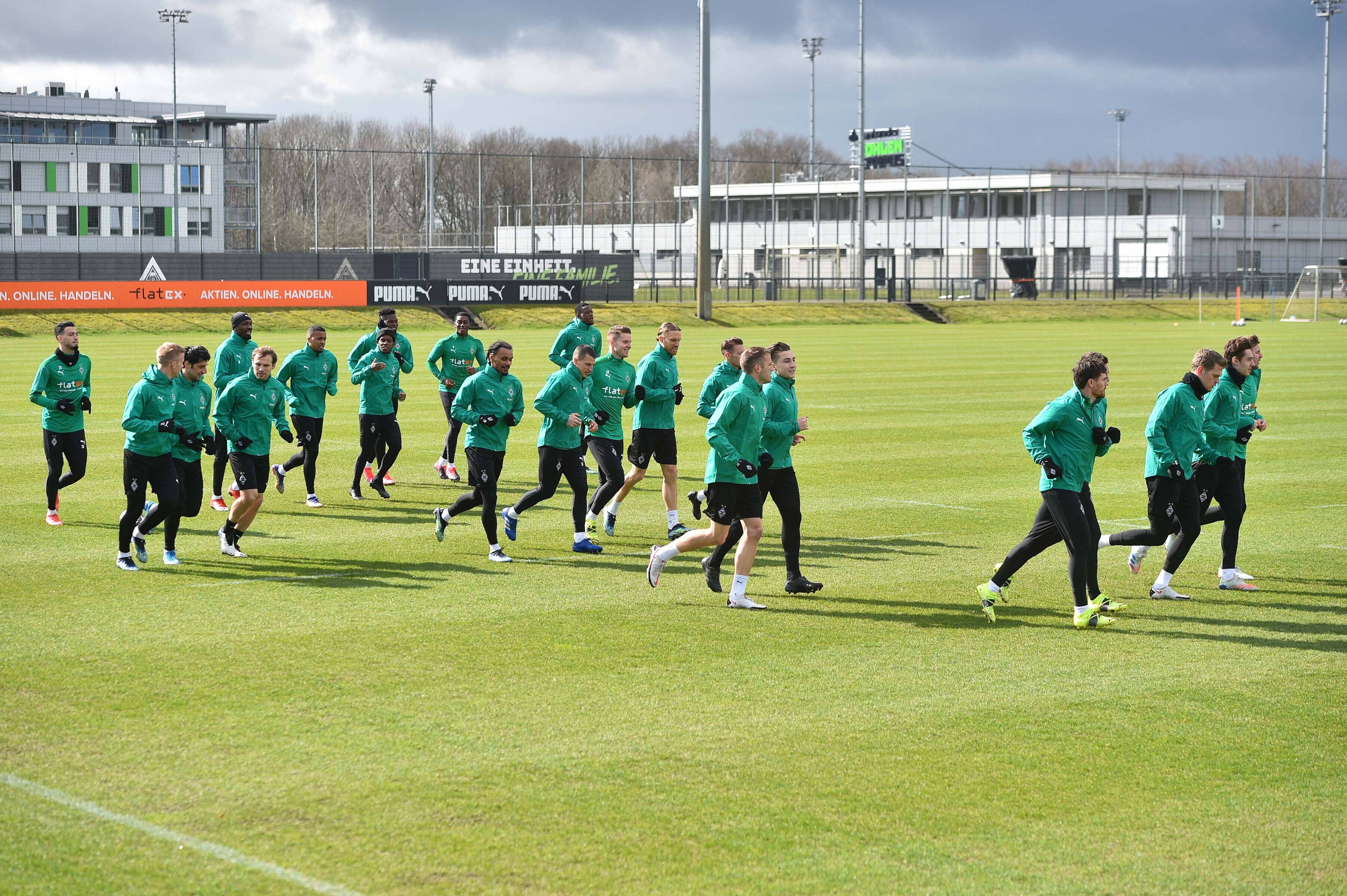 Teile der Gladbacher Mannschaft laufen sich warm beim Mannschaftstraining am 15. März 2021 auf dem Trainingsgelände am Borussia-Park.