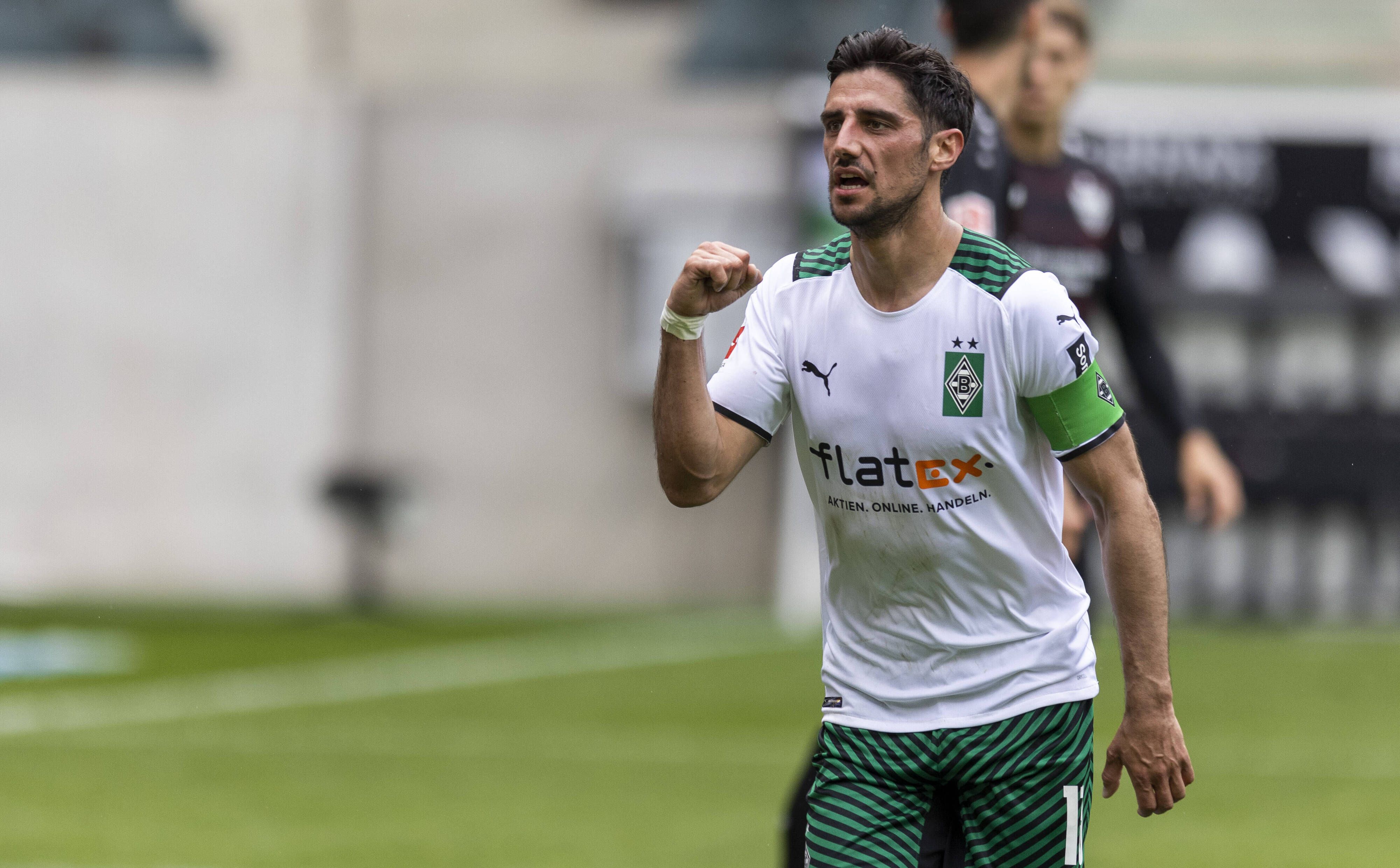 Gladbachs Lars Stindl jubelt nach seinem Tor im Bundesligaspiel der Gladbacher gegen den VfB Stuttgart am 15. Mai 2021.