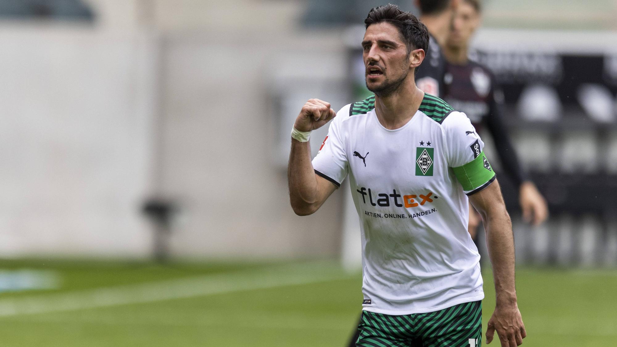Gladbachs Lars Stindl jubelt nach seinem Tor im Bundesligaspiel der Gladbacher gegen den VfB Stuttgart am 15. Mai 2021.
