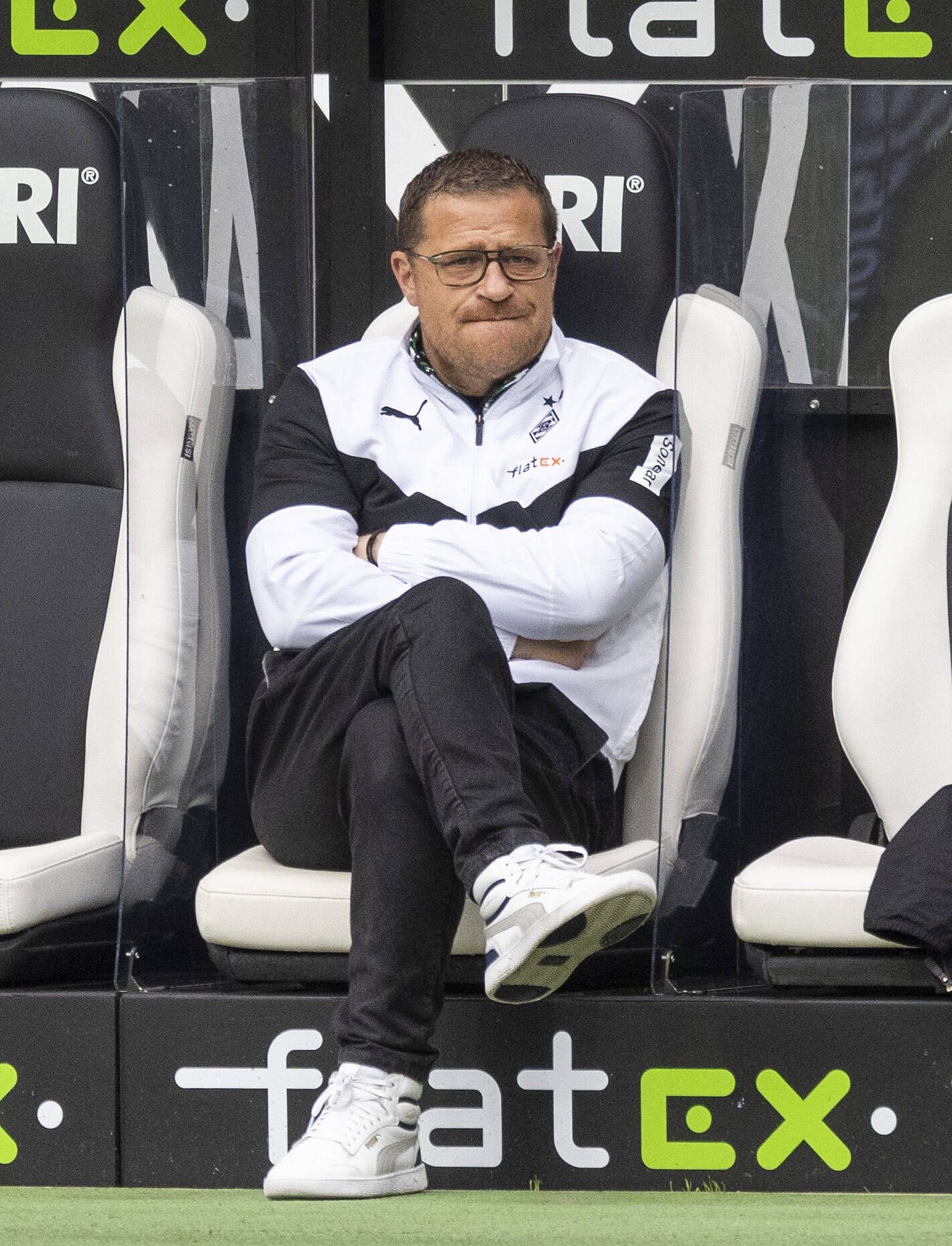 Manager Max Eberl schaut skeptisch bei Gladbachs Niederlage gegen den VfB Stuttgart am 15. Mai 2021.