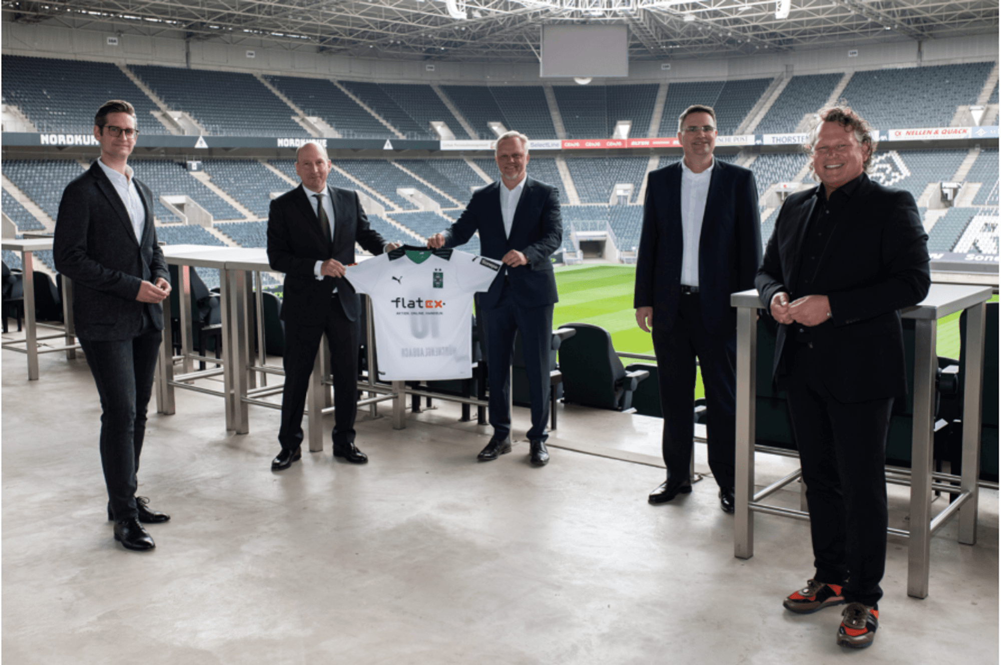 Der Elektrogroßhändler Sonepar und Gladbach haben sich auf eine Verlängerung der Ärmel- und Innovationspartnerschaft geeinigt, hier die Verantwortlichen der beiden Vertragspartner am 17. Mai 2021 im Borussia-Park.