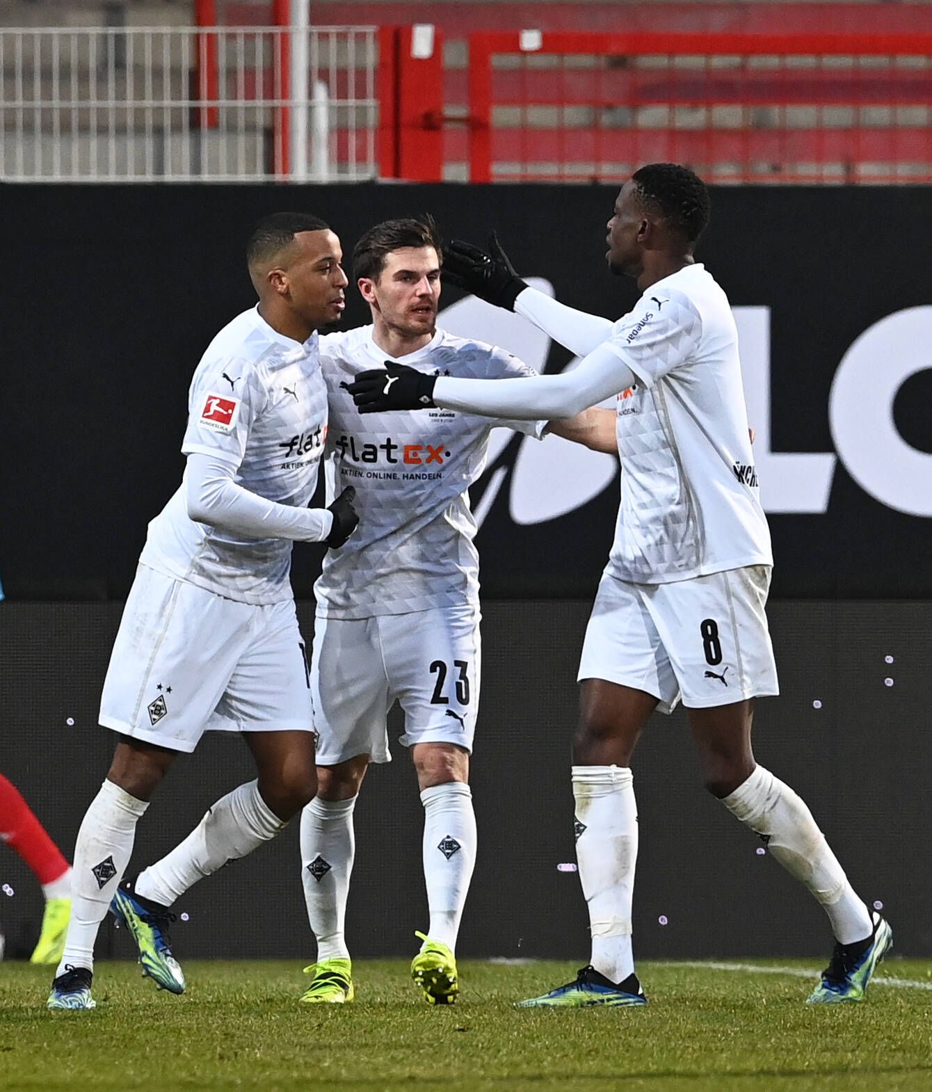 Die Gladbach-Spieler Alassane Plea, Jonas Hofmann und Dennis Zakaria (v.l.), hier am 30. Januar 2021, werden aktuell mit Transfergerüchten in die Premier League in Verbindung gebracht.