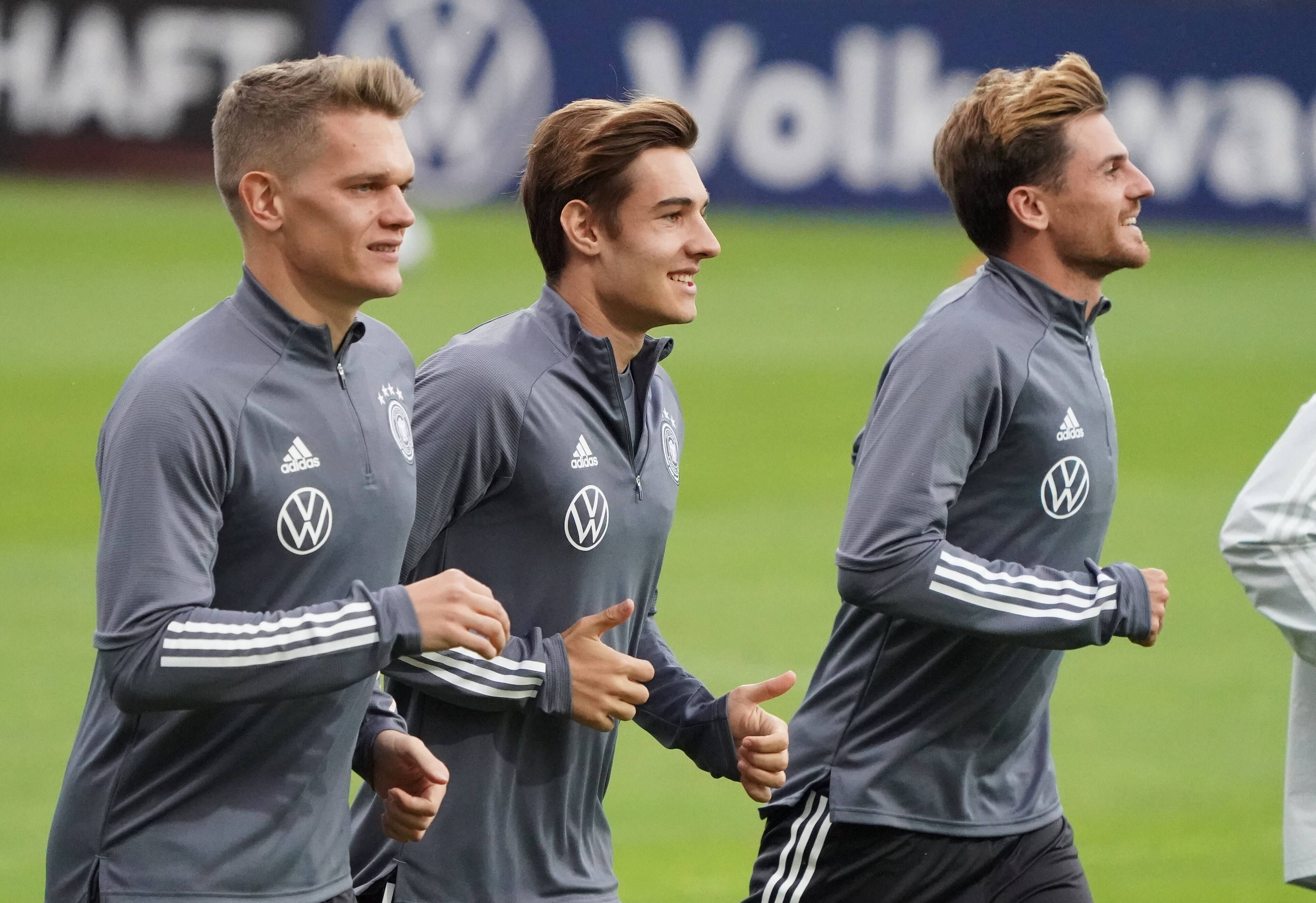 Die Gladbach-Spieler Florian Neuhaus (Mitte), Jonas Hofmann (rechts) und Matthias Ginter (links), hier zu sehen am 5. Oktober 2020, sind von Bundestrainer Joachim Löw für die nahende Fußball-Europameisterschaft nominiert worden.