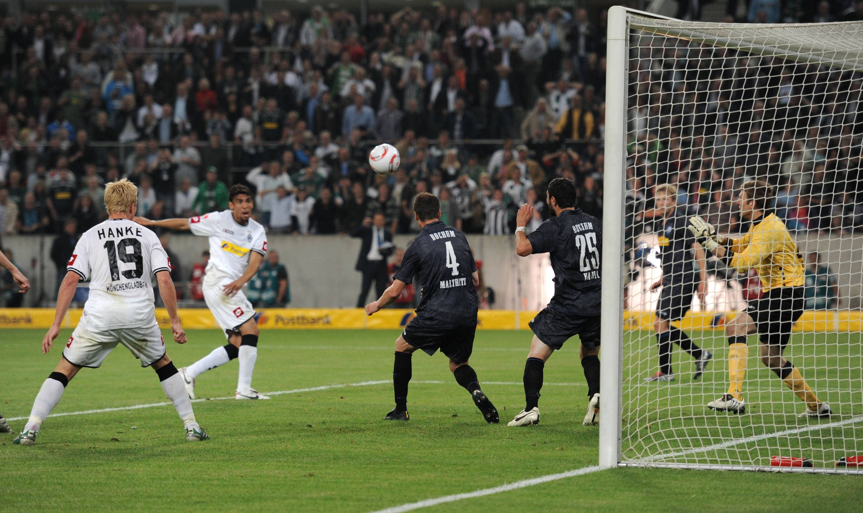 Es ist der 19. Mai 2011, als Stürmer Igor de Camargo (2. v. l.) mit diesem Treffer zum 1:0 in der letzten Sekunde der Nachspielzeit im Relegations-Hinspiel gegen Bochum Gladbach zum Sieg schießt.