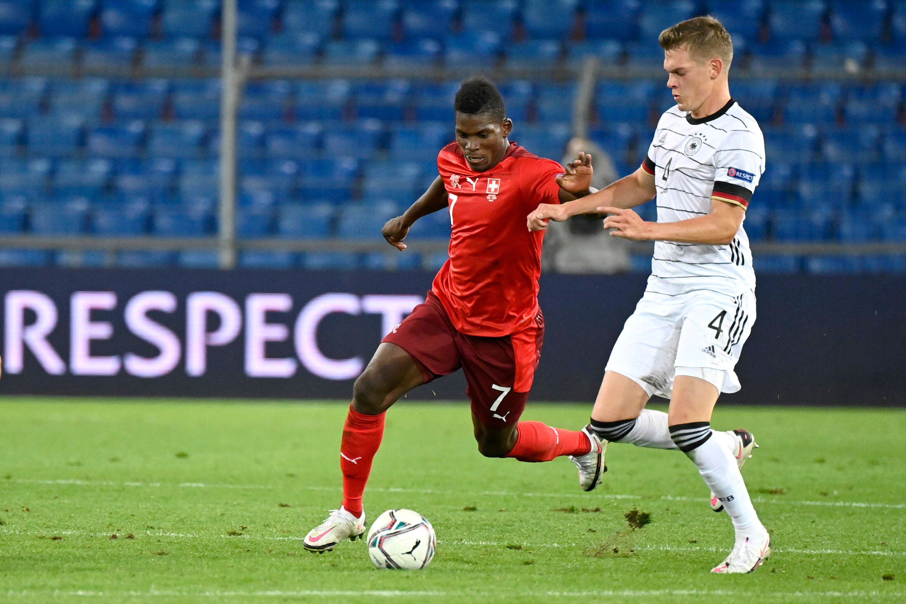 Der Schweizer Nationalstürmer Breel Embolo (l.) im Duell mit Deutschlands Verteidiger Matthias Ginter (r.). Dieses Foto entstand am 6. September 2020.
