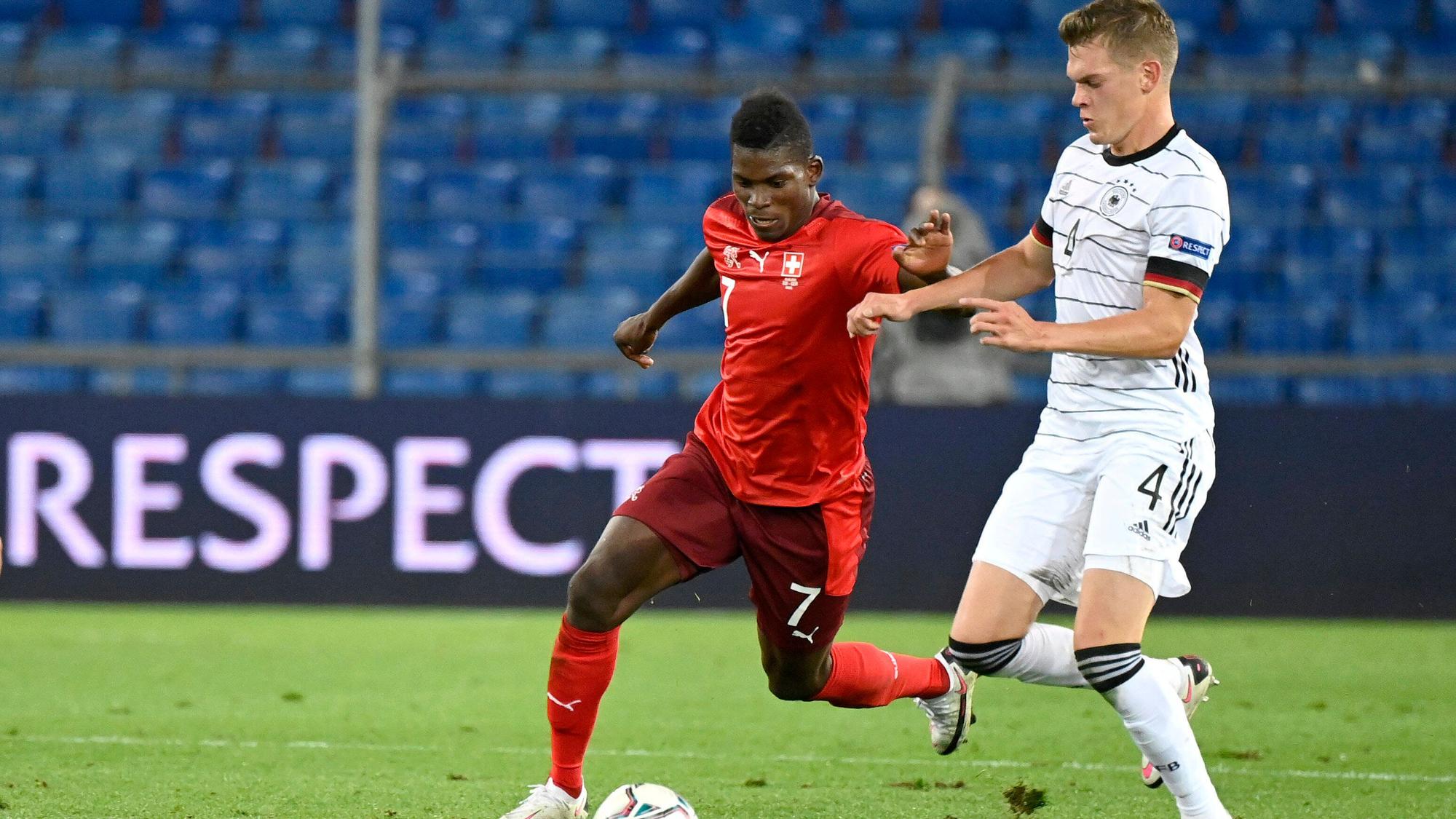 Der Schweizer Nationalstürmer Breel Embolo (l.) im Duell mit Deutschlands Verteidiger Matthias Ginter (r.). Dieses Foto entstand am 6. September 2020.