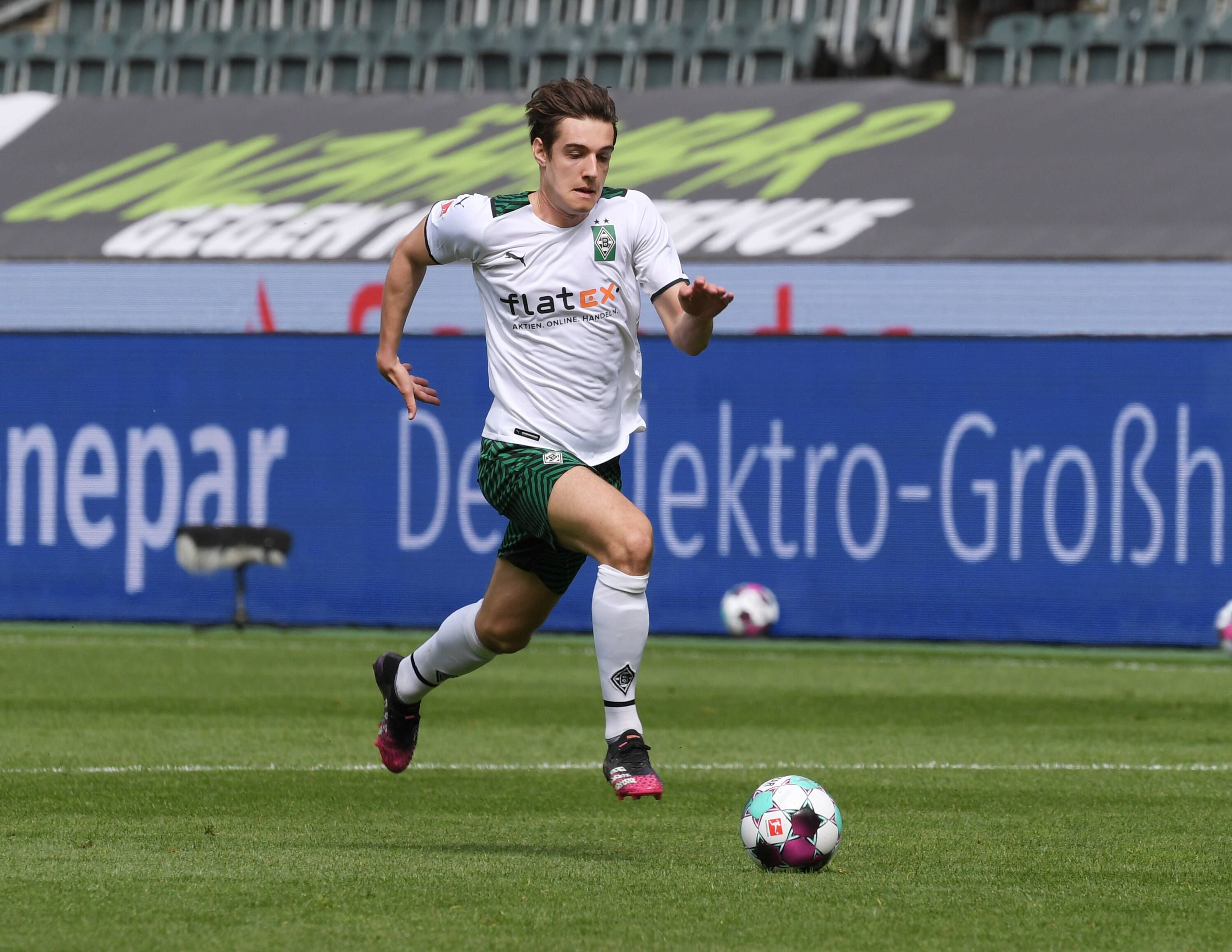 Gladbachs Nationalspieler Florian Neuhaus, auf diesem Foto im Bundesliga-Duell gegen Stuttgart am 15. Mai 2021 zu sehen, hat sich zu einer EM-Nominierung und dem letzten Saisonspiel in Bremen geäußert.