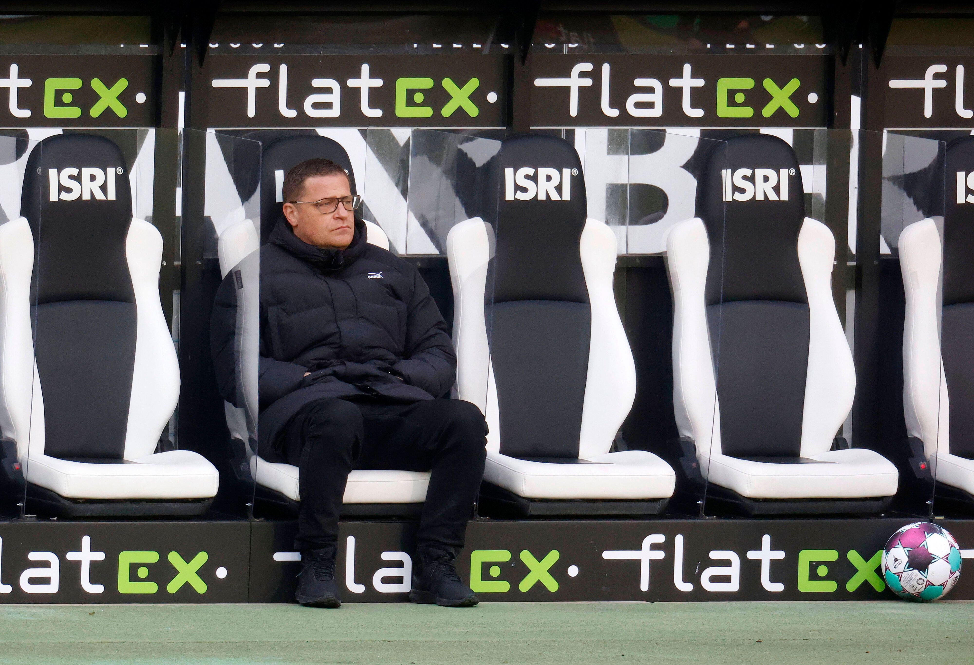 Gladbach-Manager Max Eberl sitzt auf der Auswechselbank im Borussia-Park.