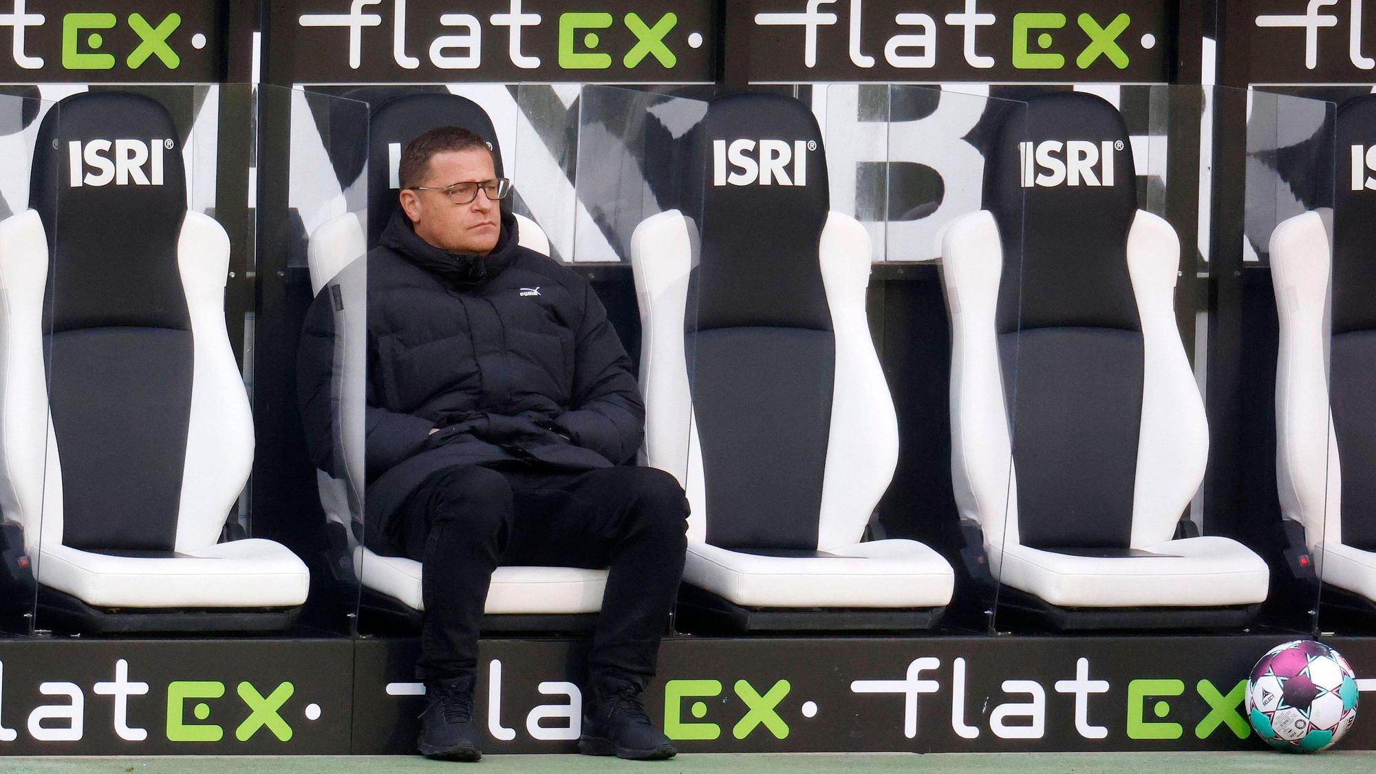 Gladbach-Manager Max Eberl sitzt auf der Auswechselbank im Borussia-Park.