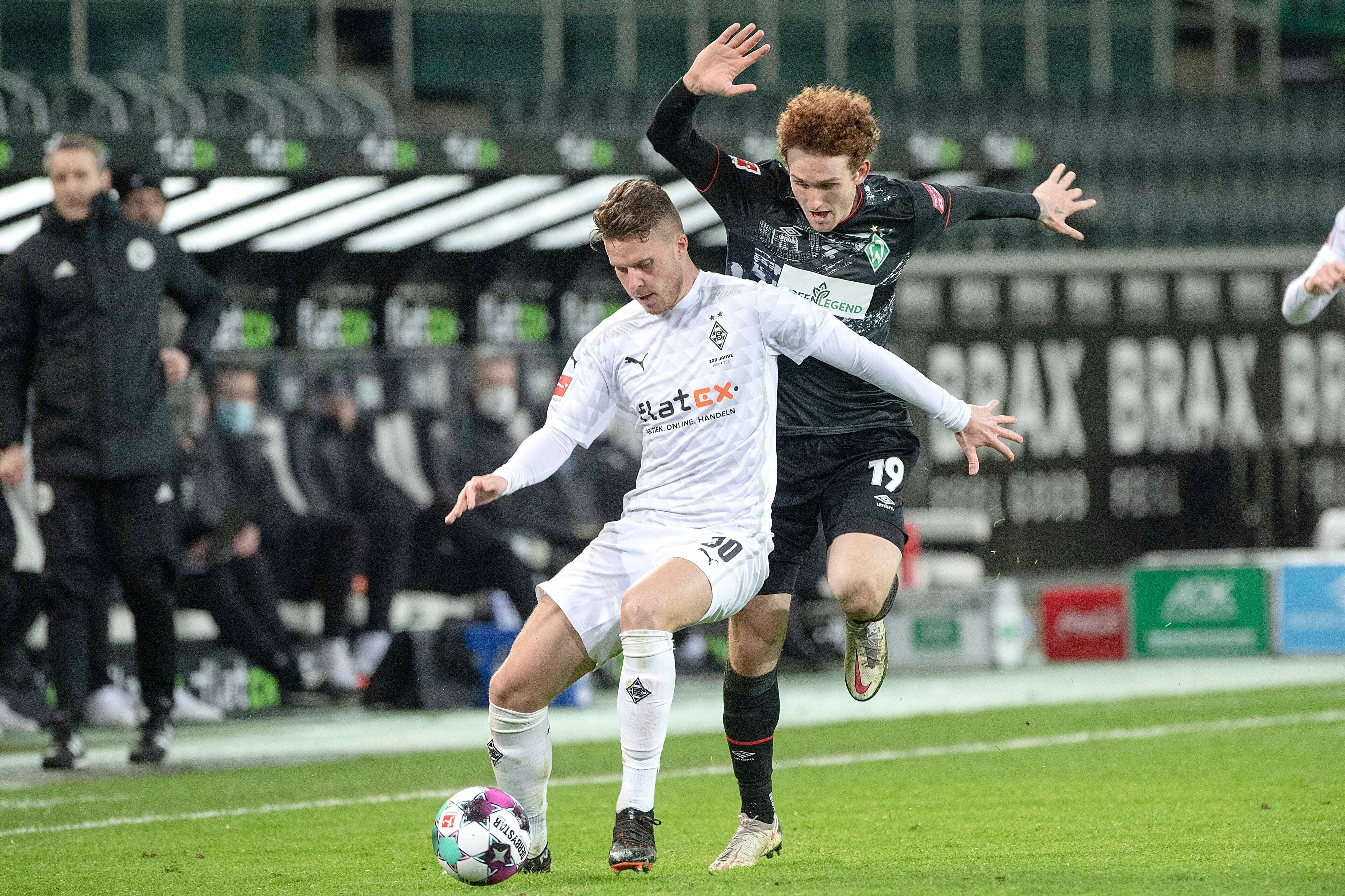 Gladbachs Nico Elvedi behauptet den Ball gegen Joshua Sargent vom SV Werder Bremen im Hinspiel am 19. Januar 2021.