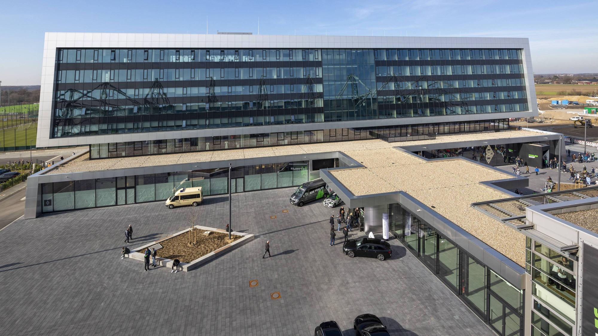 Borussias Neubau „8 Grad“, in dem auch das Fohlen-Hotel und der riesige Fan-Shop untergebracht sind. Diese Aufnahme des Geländes rund um das Gladbacher Stadion stammt vom 23. Februar 2019.