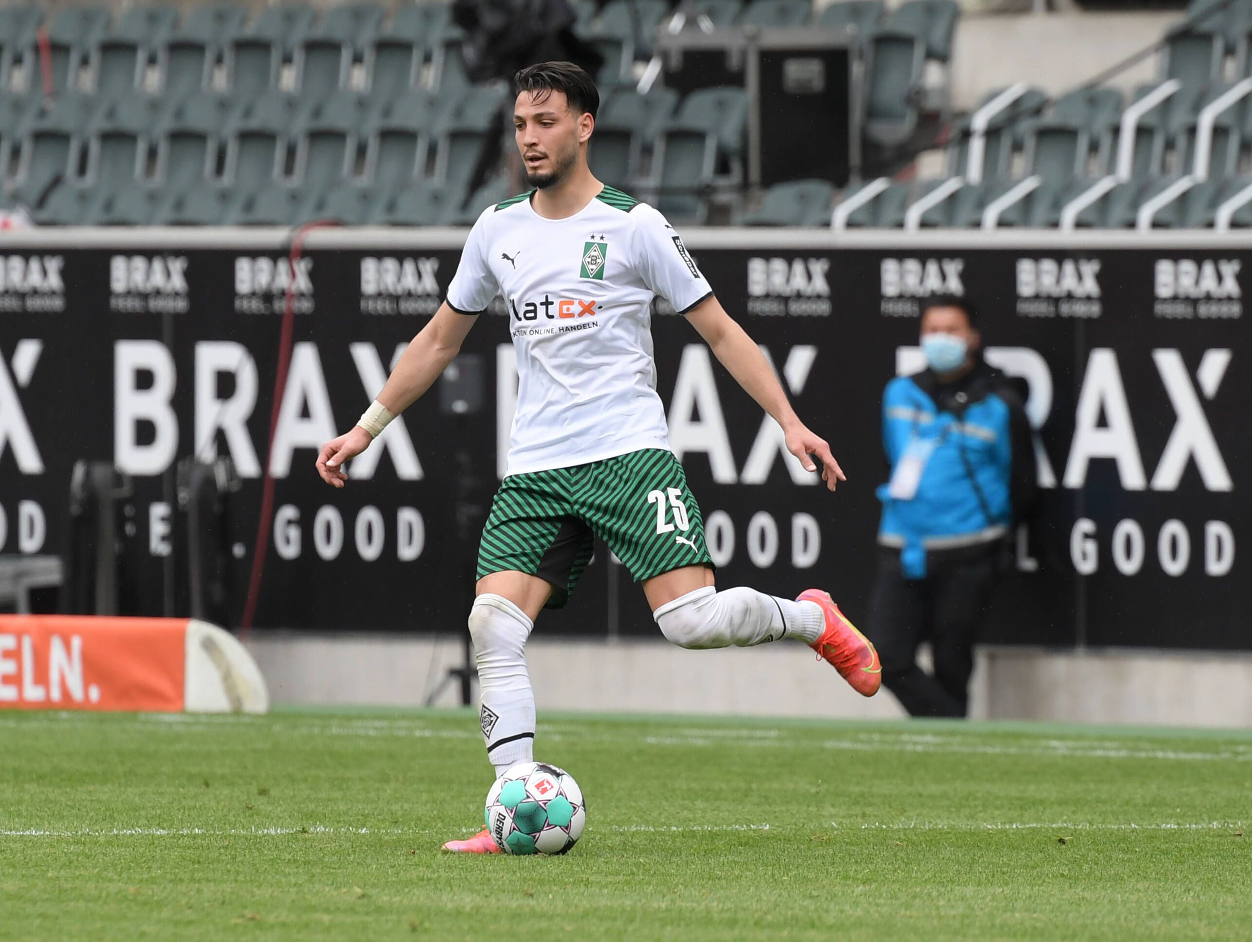 Gladbachs Ramy Bensebaini, hier im Borussia-Park beim Heimspiel gegen den VfB Stuttgart am 15.Mai 2021, schaut bei den Fohlen auf eine komplizierte Saison zurück.