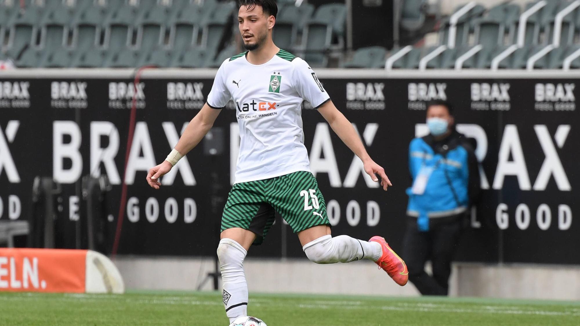 Gladbachs Ramy Bensebaini, hier im Borussia-Park beim Heimspiel gegen den VfB Stuttgart am 15.Mai 2021, schaut bei den Fohlen auf eine komplizierte Saison zurück.