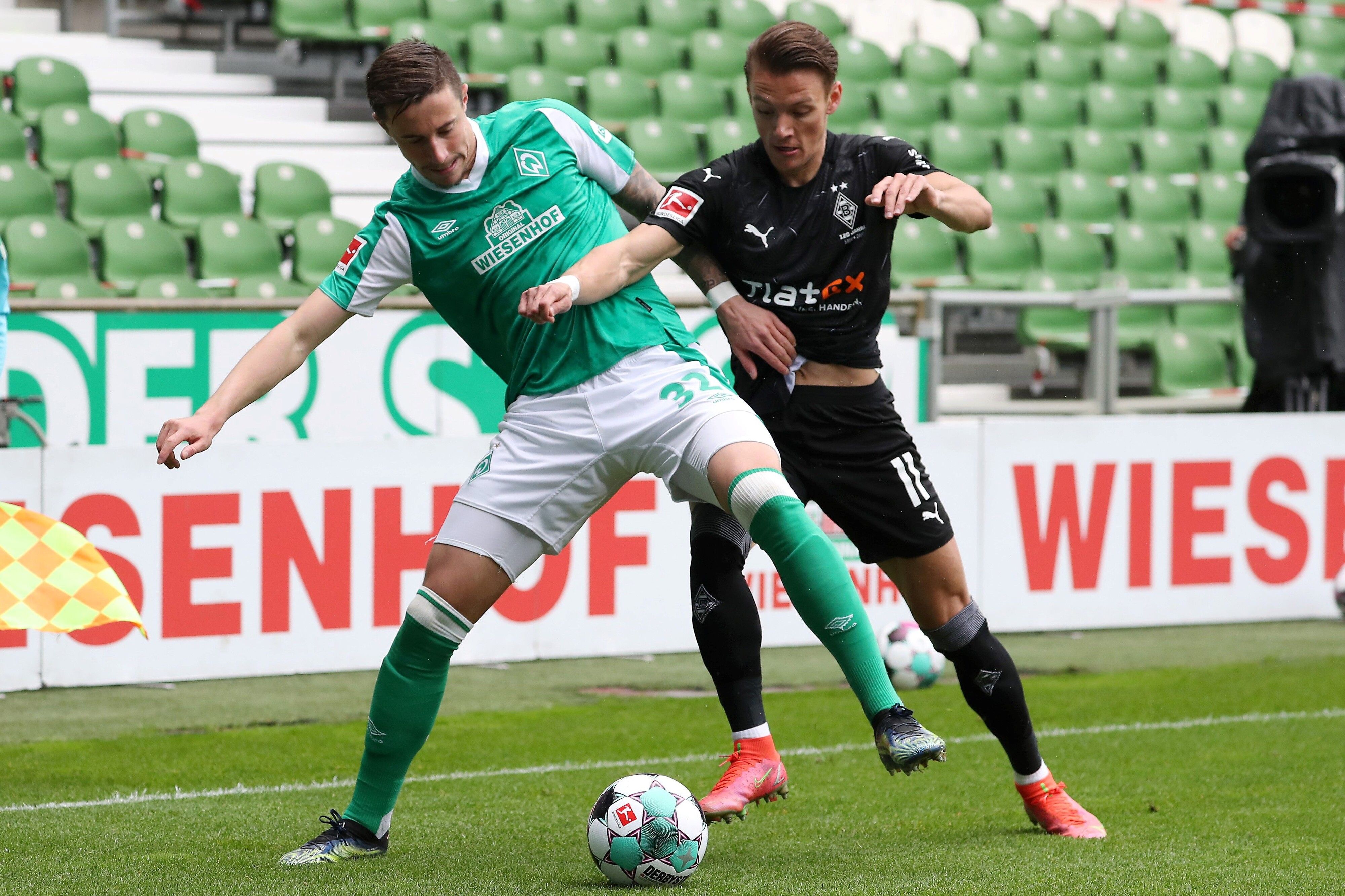 Am 34. Spieltag tritt Borussia Mönchengladbach bei Werder Bremen an. Das Foto zeigt Werders Marco Friedl (l.) im Zweikampf mit Gladbachs Hannes Wolf (r.).