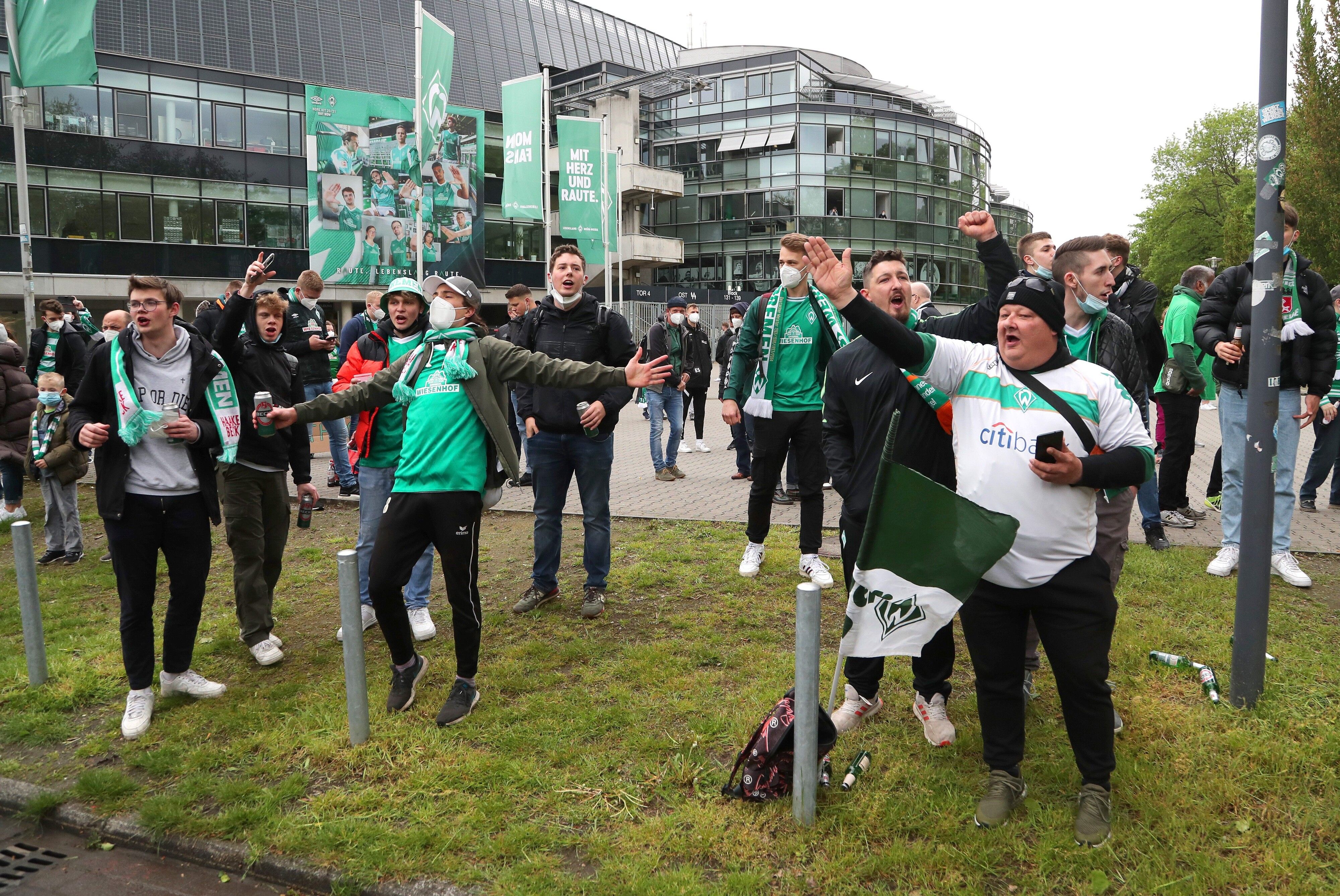 Zahlreiche Anhänger von Werder Bremen haben sich rund um das Stadion der Hanseaten versammelt, um ihren Klub im Abstiegskampf zu unterstützen