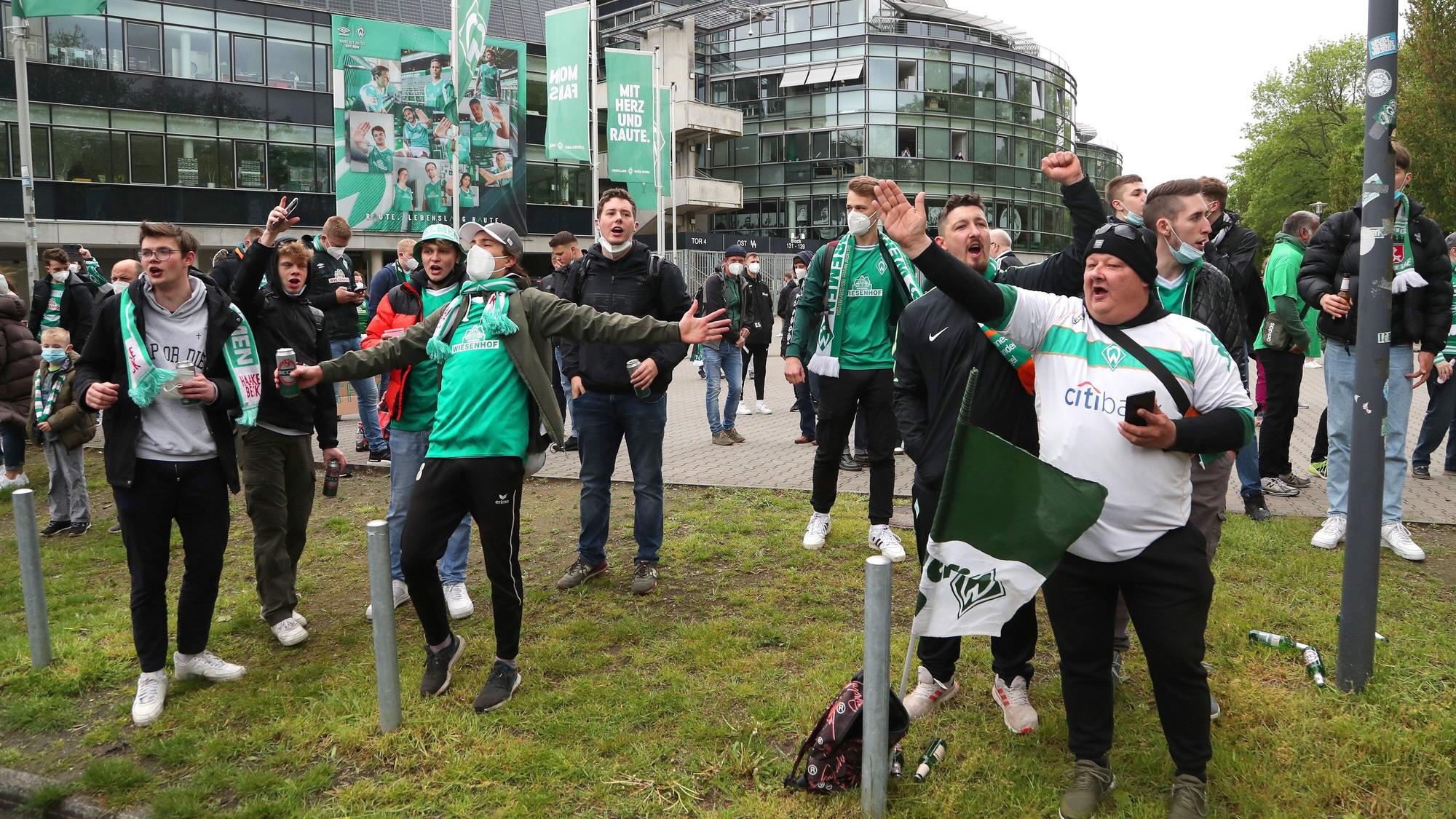 Zahlreiche Anhänger von Werder Bremen haben sich rund um das Stadion der Hanseaten versammelt, um ihren Klub im Abstiegskampf zu unterstützen