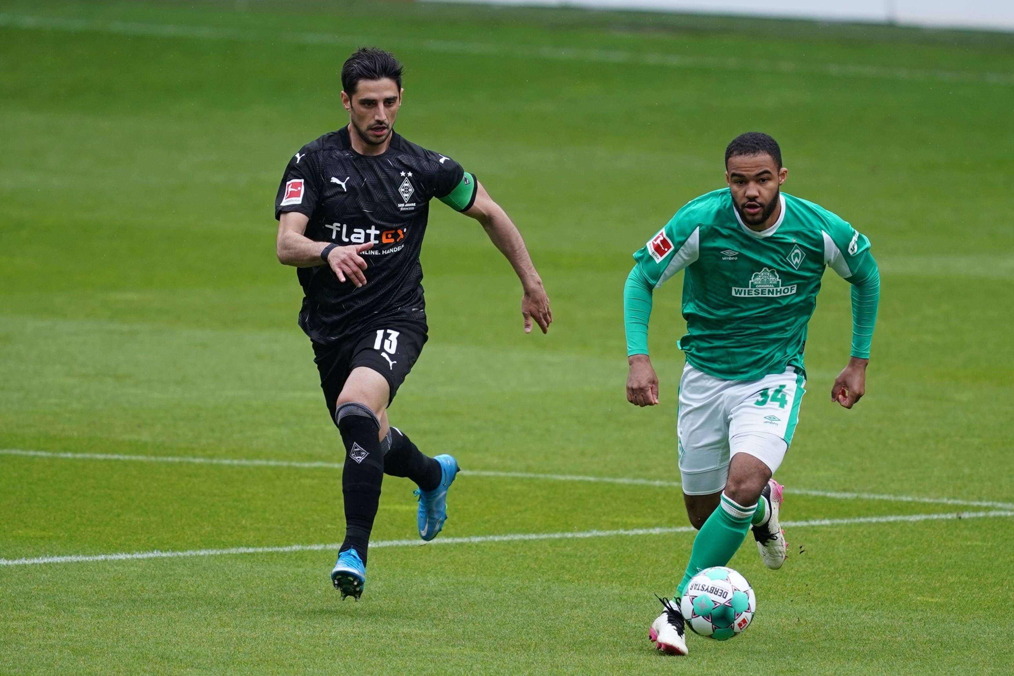 Gladbach-Kapitän Lars Stindl (links) im Laufduell mit Bremens Manuel Mbom (rechts).