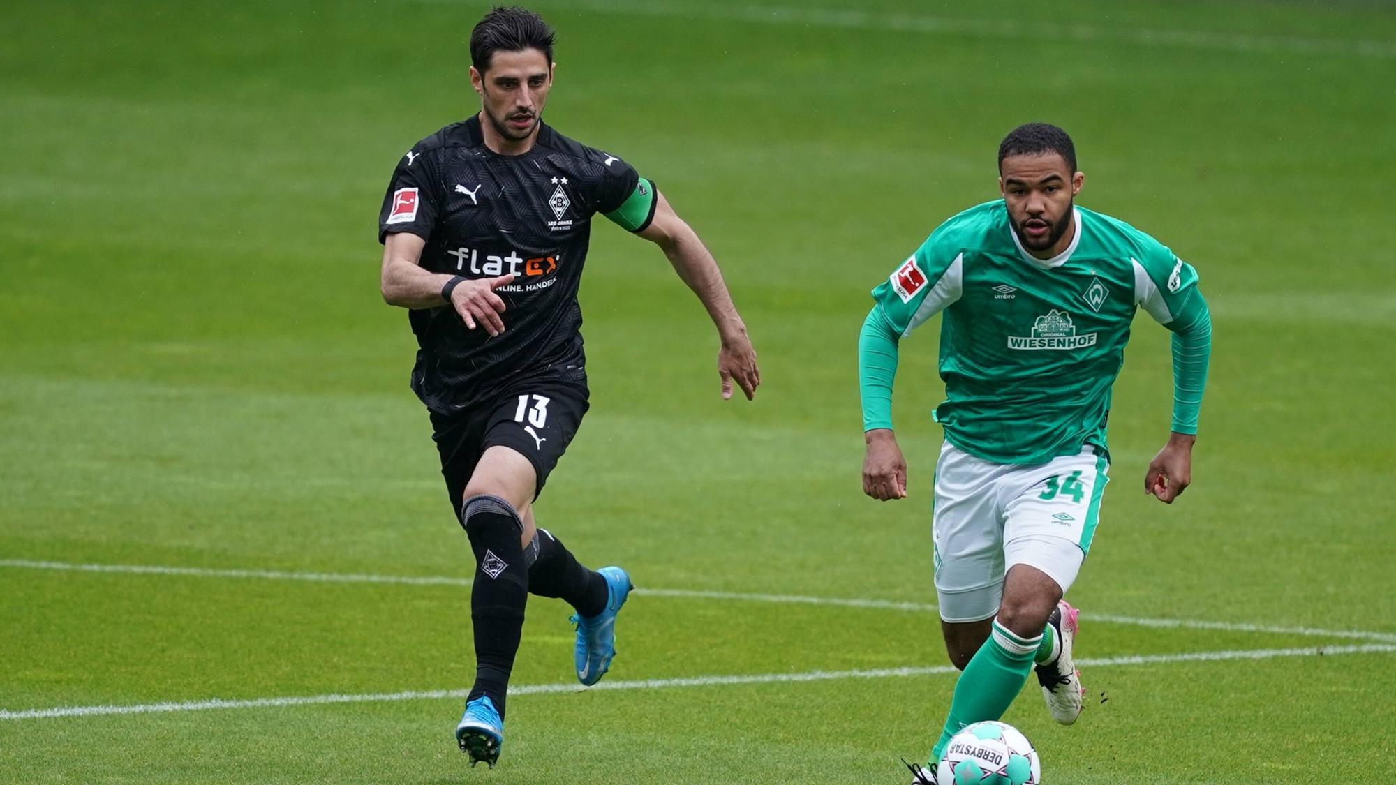 Gladbach-Kapitän Lars Stindl (links) im Laufduell mit Bremens Manuel Mbom (rechts).