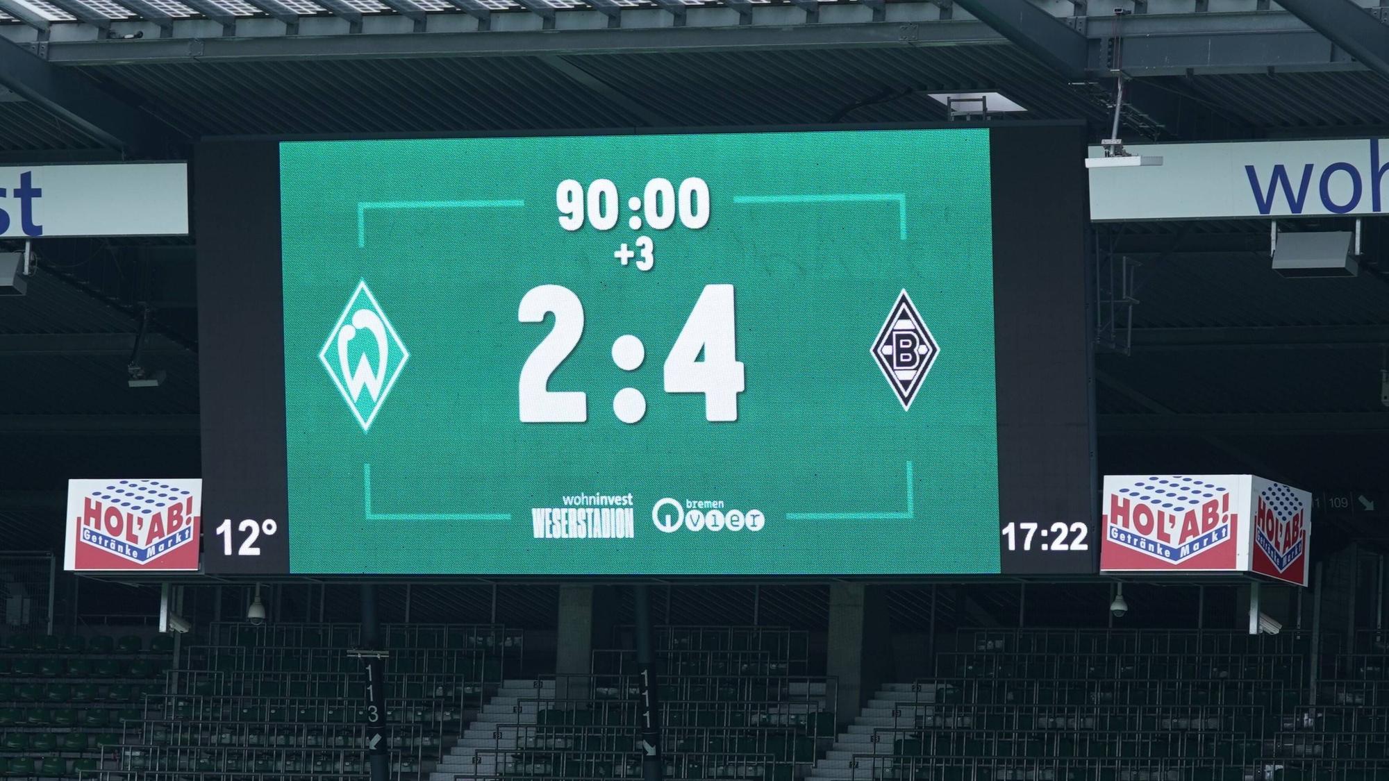 Die Anzeige-Tafel im Bremer Weserstadion zeigt am 22. Mai 2021 das Endergebnis im Duell mit Gladbach an.