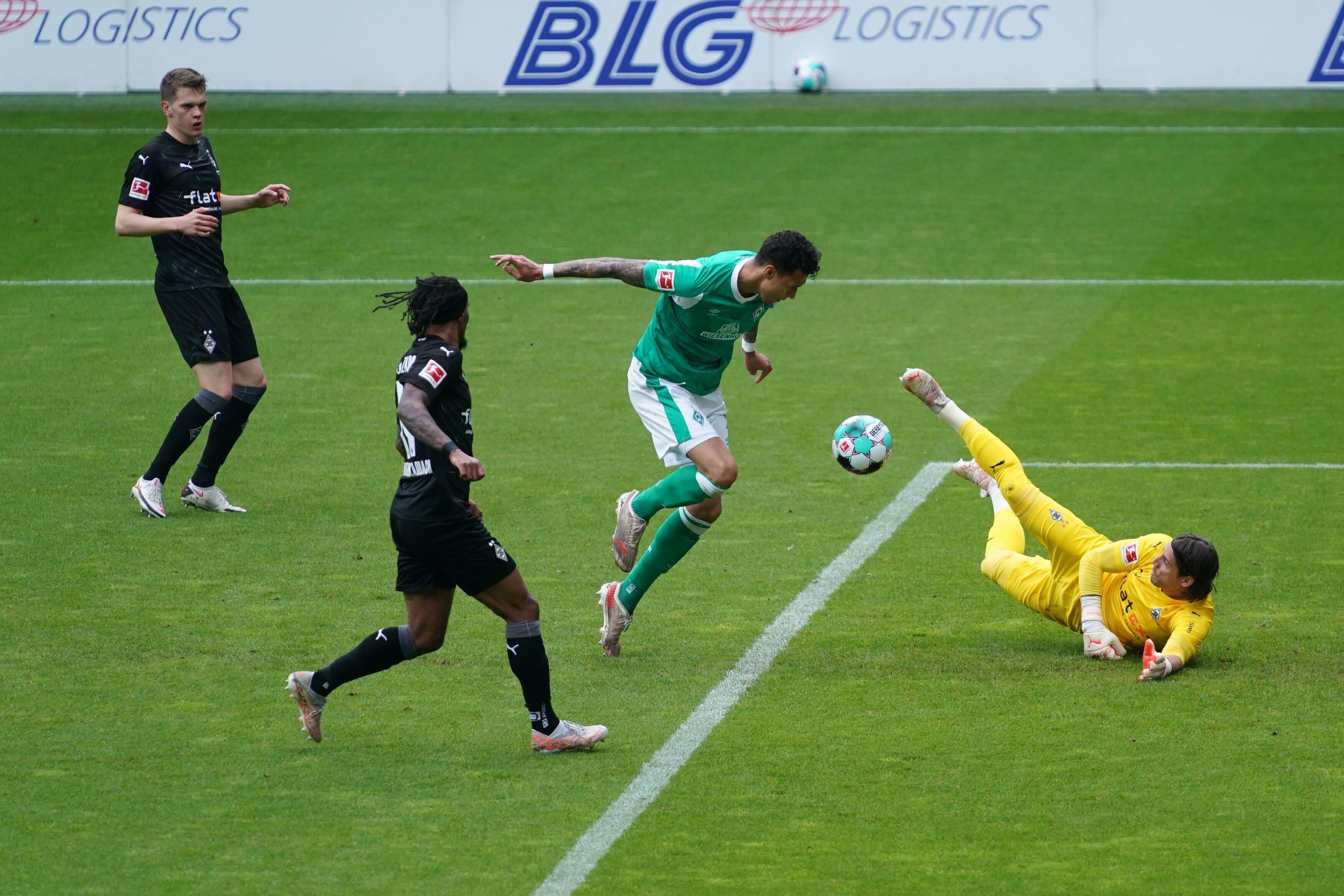 Am letzten Spieltag (22. Mai 2021) dieser Bundesliga-Saison ist Gladbach in Bremen auf dem Prüfstand gewesen. In dieser Szene pariert Borussia-Schlussmann Yann Sommer (r.) gegen Davie Selke (2.v.r.).