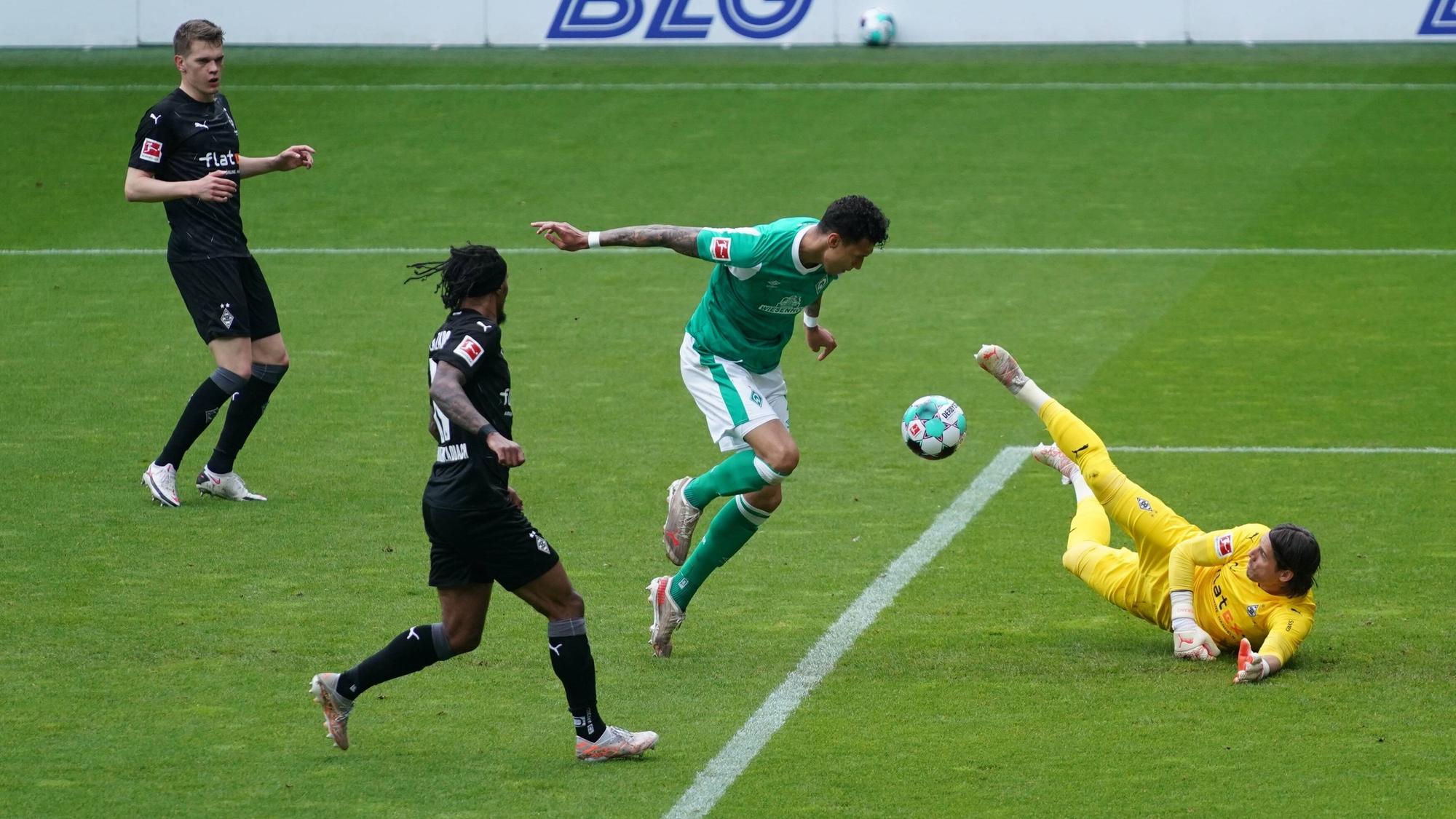 Am letzten Spieltag (22. Mai 2021) dieser Bundesliga-Saison ist Gladbach in Bremen auf dem Prüfstand gewesen. In dieser Szene pariert Borussia-Schlussmann Yann Sommer (r.) gegen Davie Selke (2.v.r.).