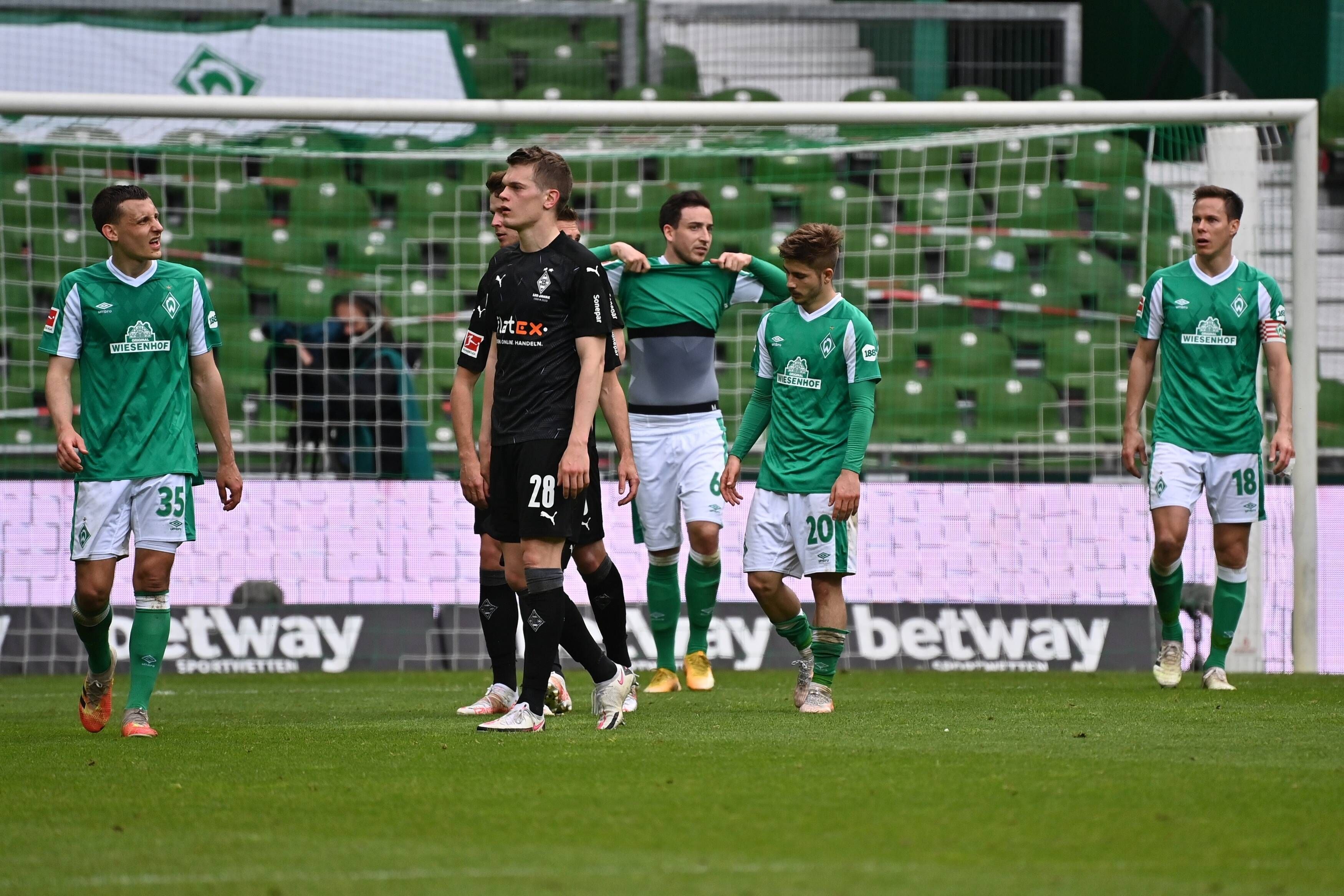 Hängende Köpfe im Weserstadion: Gladbach gewann zwar 4:2 bei Werder Bremen, verpasste durch den Sieg von Union Berlin gegen RB Leipzig aber die Teilnahme an der Conference League. Werder steigt durch die Niederlage außerdem in Liga zwei ab.