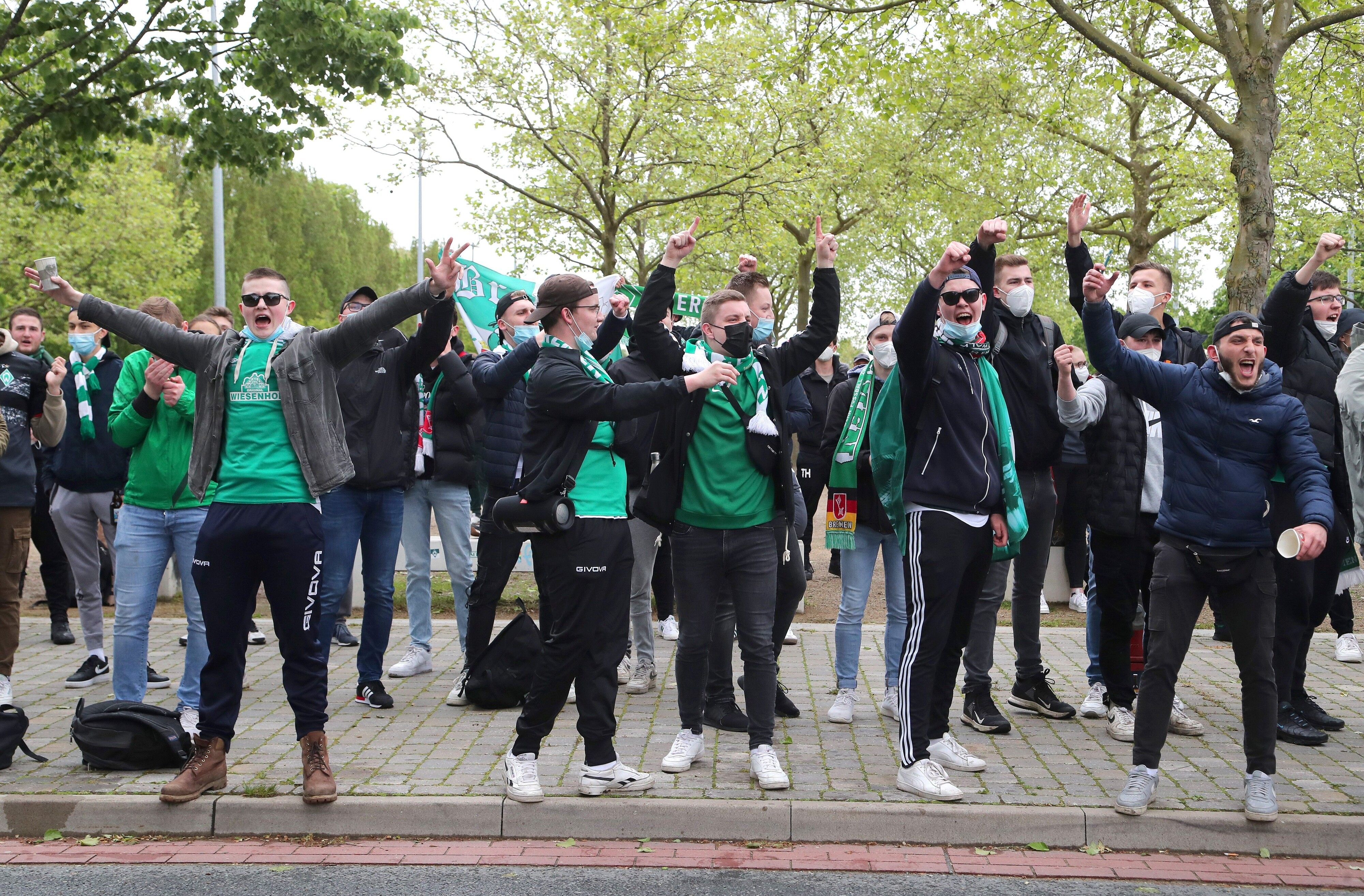 Zahlreiche Anhänger von Werder Bremen haben sich rund um das Stadion der Hanseaten versammelt, um ihren Klub im Abstiegskampf zu unterstützen.