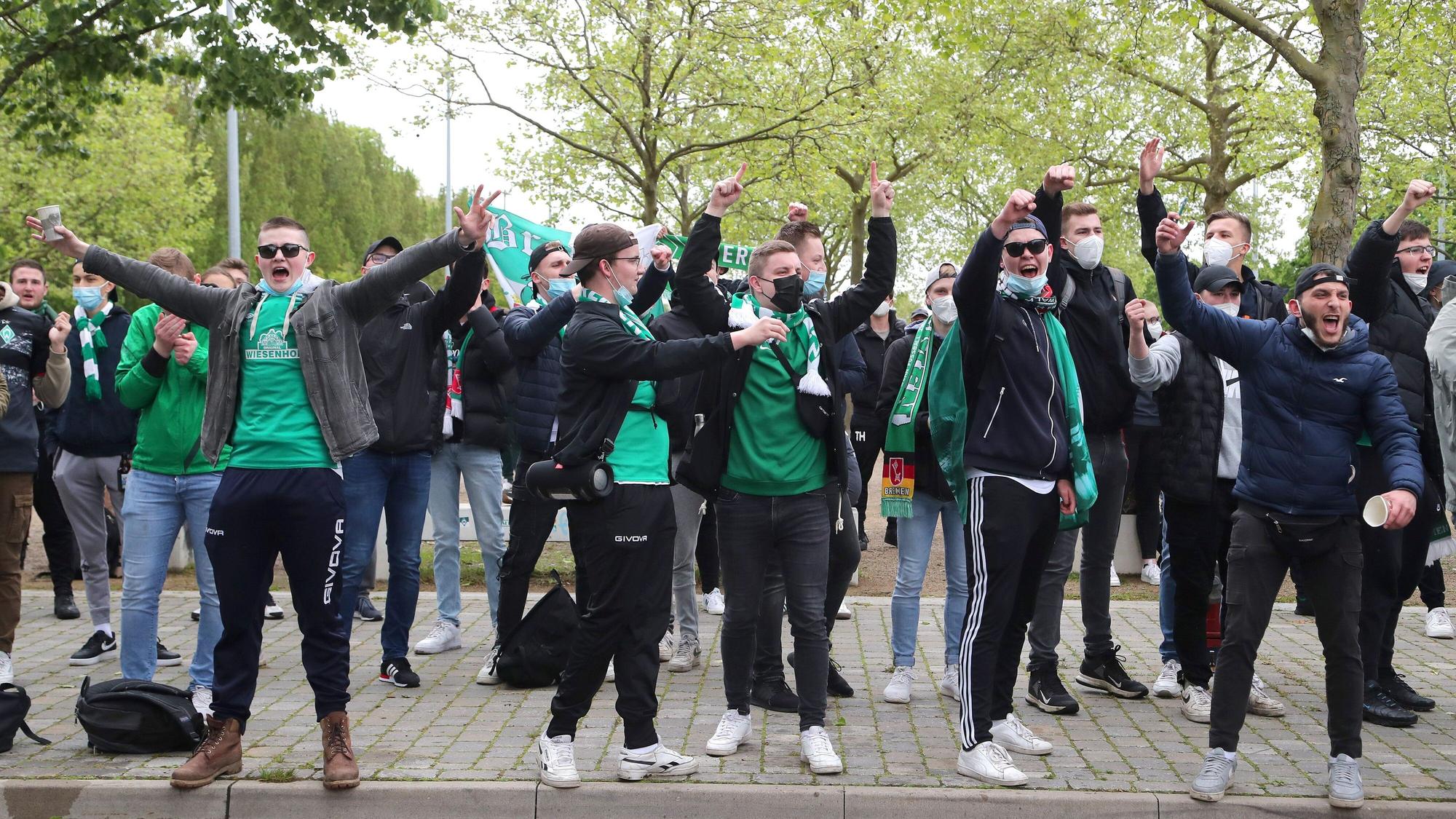 Zahlreiche Anhänger von Werder Bremen haben sich rund um das Stadion der Hanseaten versammelt, um ihren Klub im Abstiegskampf zu unterstützen.