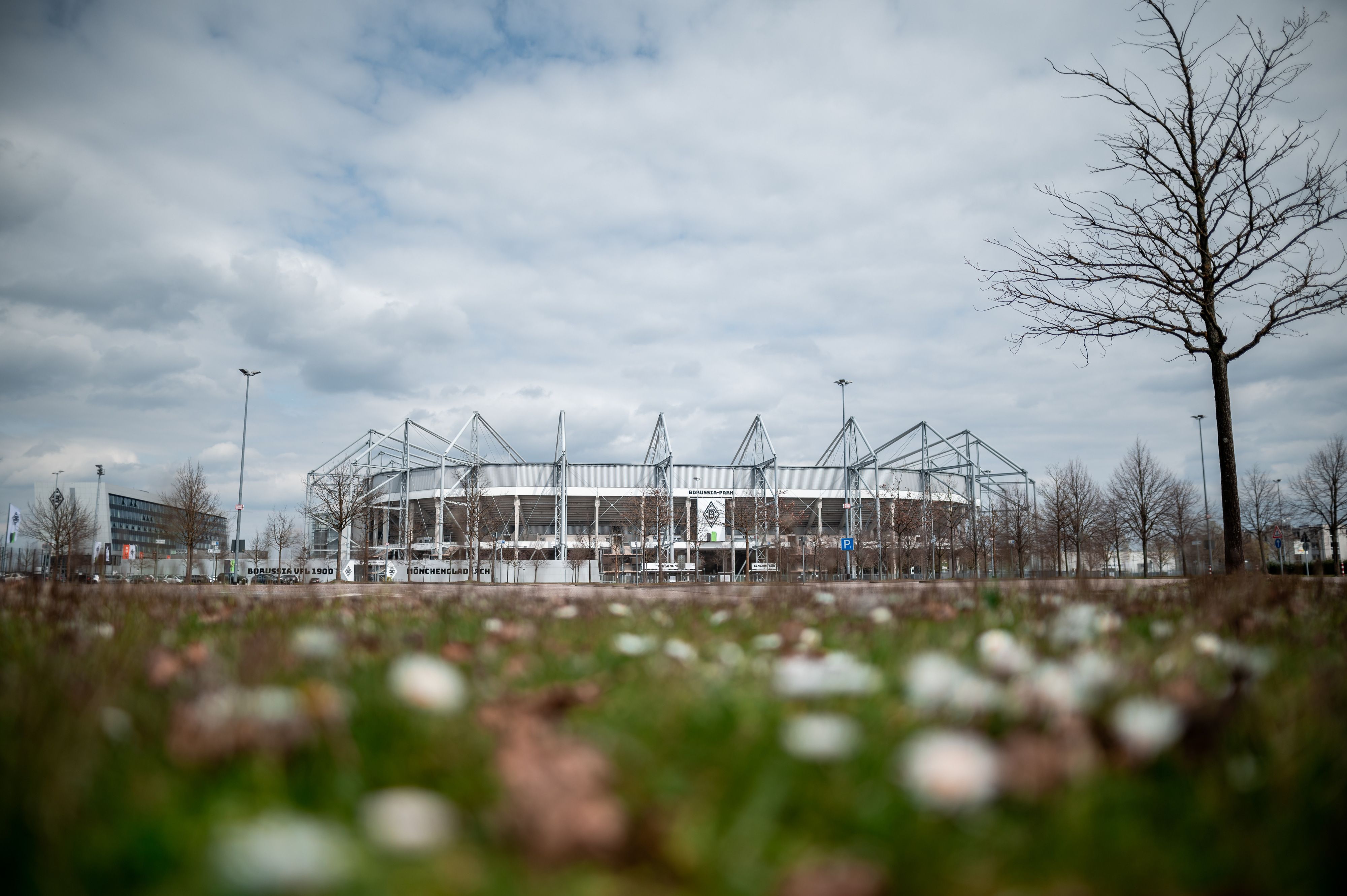 Nach dem letzten Bundesliga-Spieltag (22. Mai 2021) sind vorerst im Gladbacher Borussia-Park keine Trainingseinheiten der VfL-Profis mehr. Bis auf die Nationalspieler sind die Akteure im Urlaub. Diese Aufnahme der Gladbacher Arena stammt vom 9. April 2021.