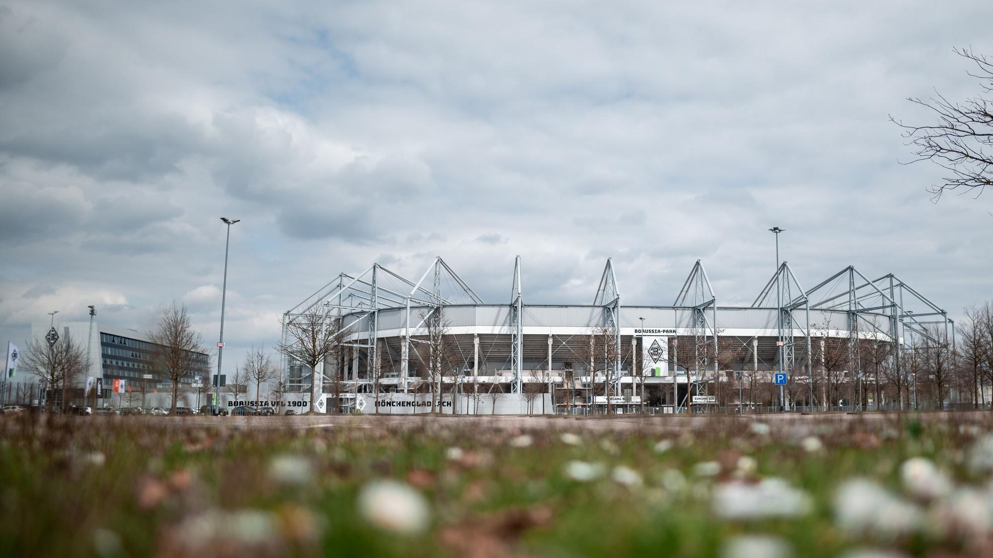 Nach dem letzten Bundesliga-Spieltag (22. Mai 2021) sind vorerst im Gladbacher Borussia-Park keine Trainingseinheiten der VfL-Profis mehr. Bis auf die Nationalspieler sind die Akteure im Urlaub. Diese Aufnahme der Gladbacher Arena stammt vom 9. April 2021.