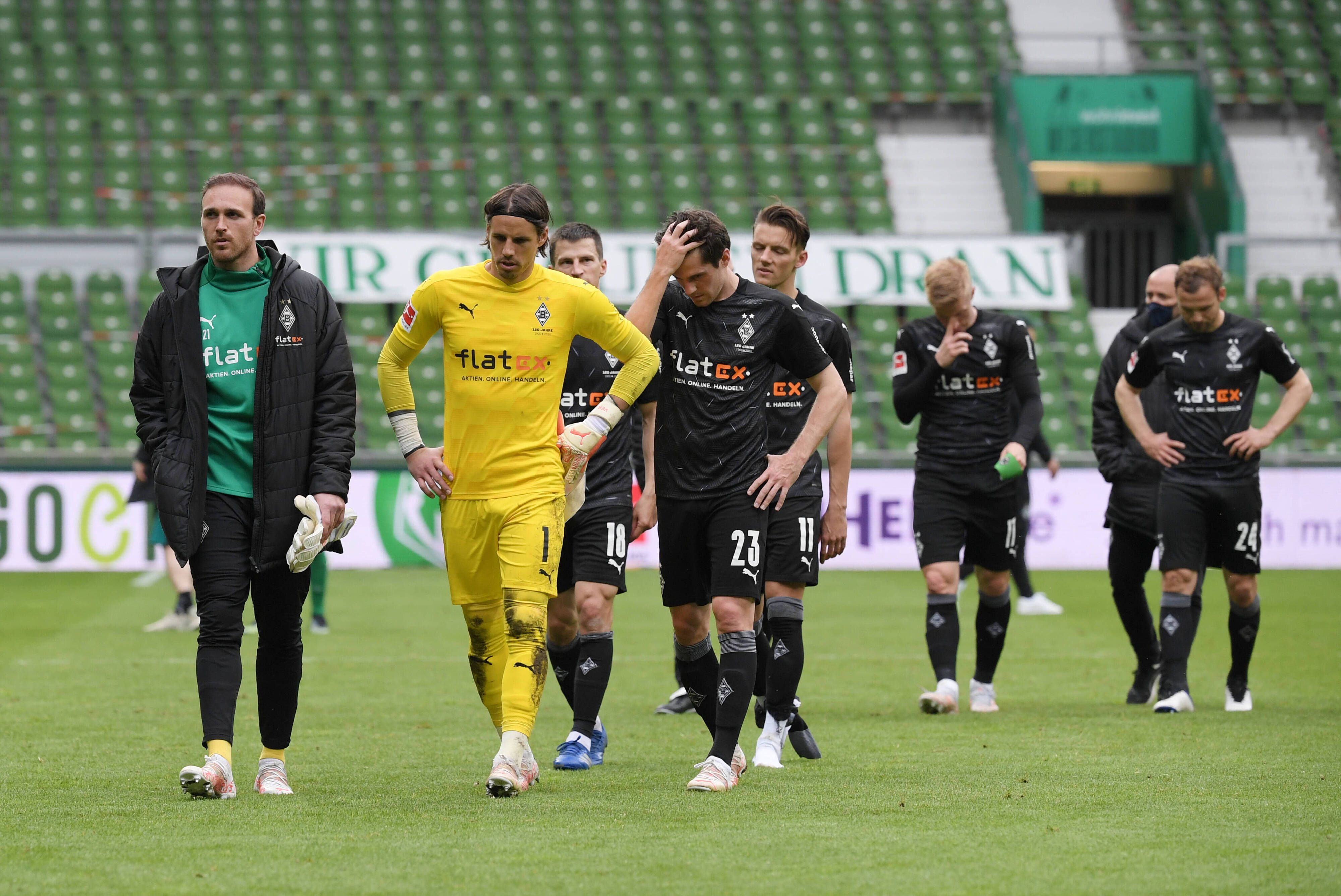 Enttäuschung bei den Gladbacher Spielern, die trotz eines Sieges in Bremen am letzten Bundesliga-Spieltag (22. Mai 2021) nicht den Sprung in einen internationalen Wettbewerb geschafft haben: (v.li.) Tobias Sippel, Yann Sommer, Stefan Lainer, Jonas Hofmann, Hannes Wolf, Oscar Wendt, Co-Trainer Oliver Neuville, Tony Jantschke.
